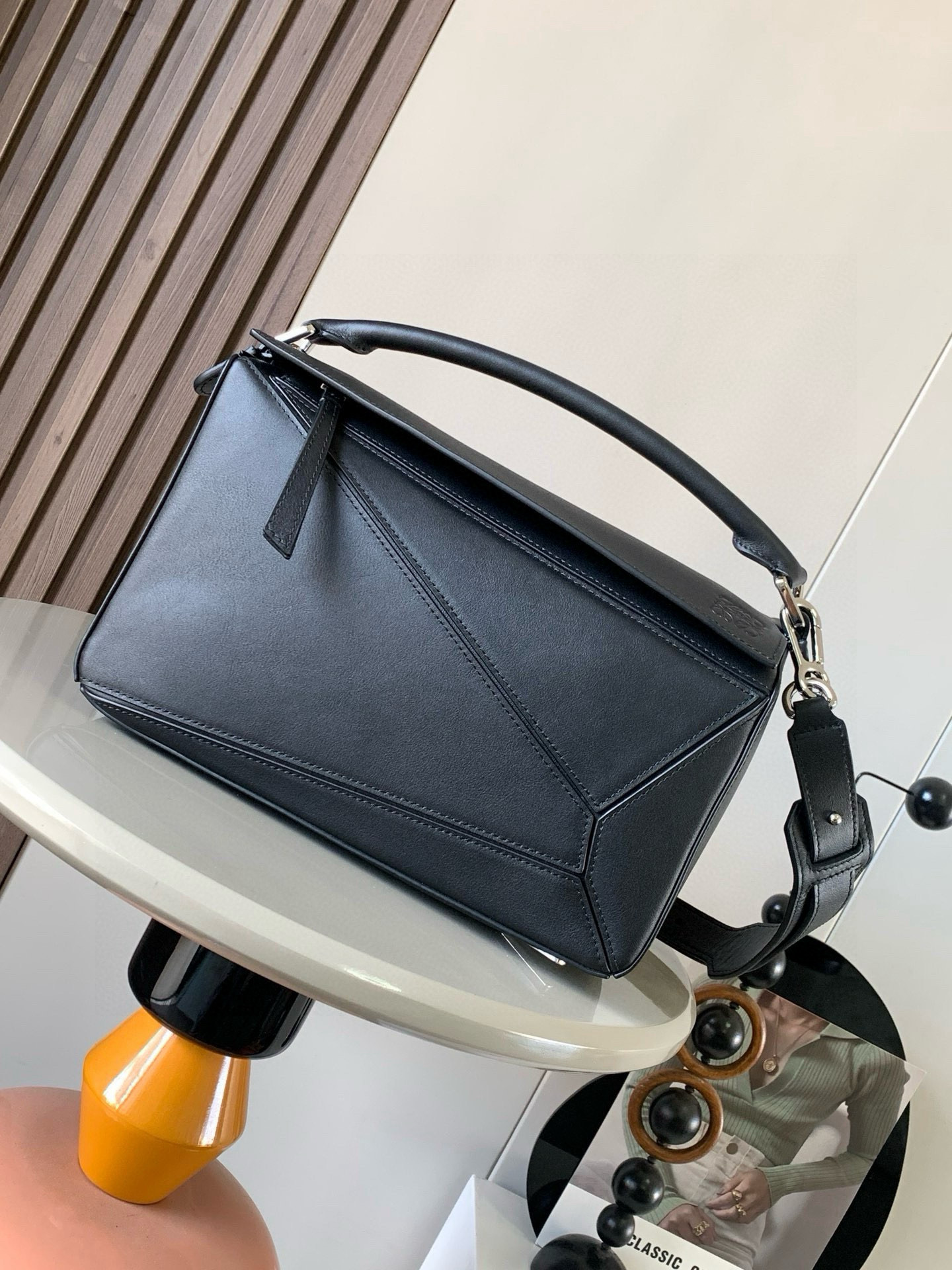 NO:405857,Geometric bag 29CMPuzzle handbag ~ Original imported lychee pattern cowhide leather Luojia hot-style geometric bag Puzzle handbag is the first handbag launched by creative director Jonathan Anderson for L0EWE. The rectangular shape and precise cutting technology have created Puzzle's unique geometric lines. The simple and atmospheric geometric design is fashionable and cool, and it can be sweet or salty. The original calf leather has no shape and feels comfortable to the touch. The upper body temperament is immediately up~ The three-dimensional bag also contains extraordinary capacity and is a popular item that can never be stored enough!  Size 29CM~19CM~12CM Model number 9017 Color black plain pattern, Loewe, loewe, loewe, cowhide19860909几何包29CMPuzzle手袋～原厂进口荔枝纹牛皮 罗家爆款几何包Puzzle 手袋是创意总监乔纳森·安德森[爆竹]（ Jonathan Anderson）为 L0EWE 推出的首款手提包长方体形状和精确的切割技术创造了Puzzle 独特的几何线条简约大气的几何设计时髦中带着股酷劲,可甜可盐原厂小牛皮 包型都不变型手感舒适得没话说上身气质立马up～立体包型还蕴藏着非凡的容量是永远都囤不够的热门单品！ 尺寸29CM～19CM～12CM 款号9017 颜色黑色平纹,罗意威,loewe,loewe,cowhide,Bag