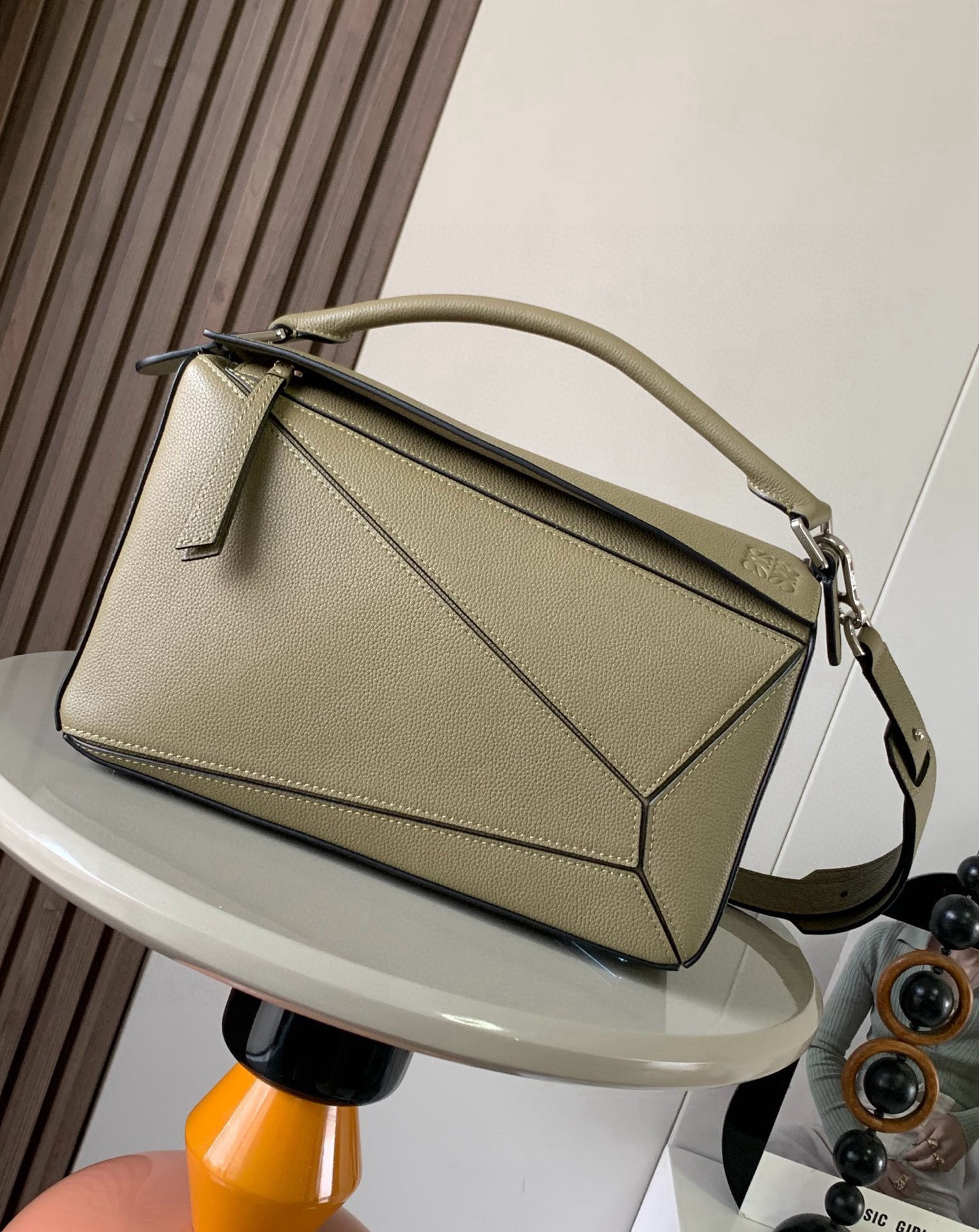 NO:405867,Geometric bag 29CMPuzzle handbag ~ Original imported lychee pattern cowhide leather Luojia hot-style geometric bag Puzzle handbag is the first handbag launched by creative director Jonathan Anderson for L0EWE. The rectangular shape and precise cutting technology have created Puzzle's unique geometric lines. The simple and atmospheric geometric design is fashionable and cool, and it can be sweet or salty. The original calf leather has no shape and feels comfortable to the touch. The upper body temperament is immediately up~ The three-dimensional bag also contains extraordinary capacity and is a popular item that can never be stored enough!  Size 29CM~19CM~12CM Model number 9017 Color moss green, Loewe, loewe, loewe, cowhide19860909几何包29CMPuzzle手袋～原厂进口荔枝纹牛皮 罗家爆款几何包Puzzle 手袋是创意总监乔纳森·安德森[爆竹]（ Jonathan Anderson）为 L0EWE 推出的首款手提包长方体形状和精确的切割技术创造了Puzzle 独特的几何线条简约大气的几何设计时髦中带着股酷劲,可甜可盐原厂小牛皮 包型都不变型手感舒适得没话说上身气质立马up～立体包型还蕴藏着非凡的容量是永远都囤不够的热门单品！ 尺寸29CM～19CM～12CM 款号9017 颜色苔藓绿,罗意威,loewe,loewe,cowhide,Bag