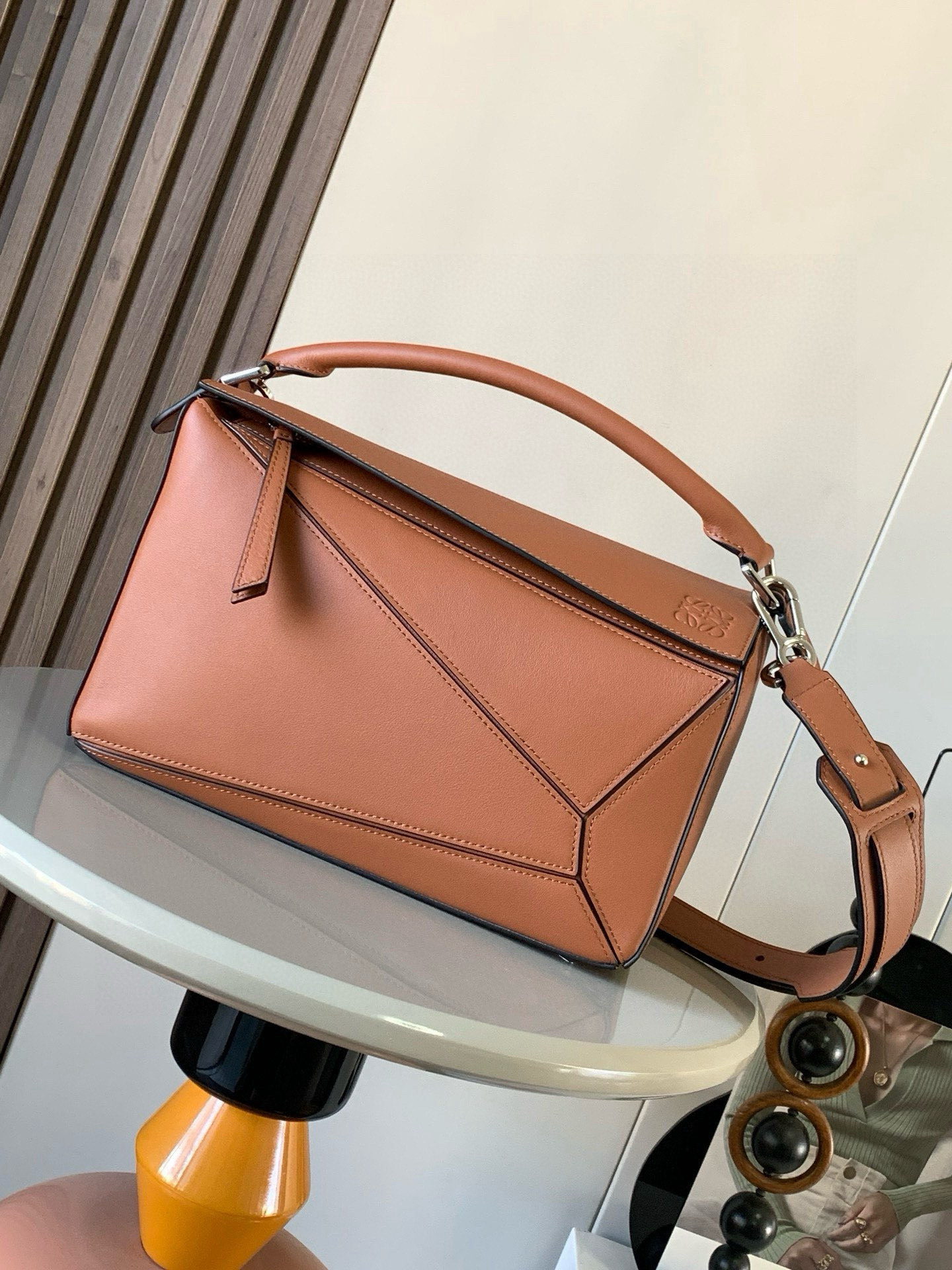 NO:405872,Geometric bag 29CMPuzzle handbag ~ Original imported lychee pattern cowhide leather Luojia hot-style geometric bag Puzzle handbag is the first handbag launched by creative director Jonathan Anderson for L0EWE. The rectangular shape and precise cutting technology have created Puzzle's unique geometric lines. The simple and atmospheric geometric design is fashionable and cool, and it can be sweet or salty. The original calf leather has no shape and feels comfortable to the touch. The upper body temperament is immediately up~ The three-dimensional bag also contains extraordinary capacity and is a popular item that can never be stored enough!  Size 29CM~19CM~12CM Model number 9017 Color yellow plain pattern, Loewe, loewe, loewe, cowhide19860909几何包29CMPuzzle手袋～原厂进口荔枝纹牛皮 罗家爆款几何包Puzzle 手袋是创意总监乔纳森·安德森[爆竹]（ Jonathan Anderson）为 L0EWE 推出的首款手提包长方体形状和精确的切割技术创造了Puzzle 独特的几何线条简约大气的几何设计时髦中带着股酷劲,可甜可盐原厂小牛皮 包型都不变型手感舒适得没话说上身气质立马up～立体包型还蕴藏着非凡的容量是永远都囤不够的热门单品！ 尺寸29CM～19CM～12CM 款号9017 颜色土黄平纹,罗意威,loewe,loewe,cowhide,Bag