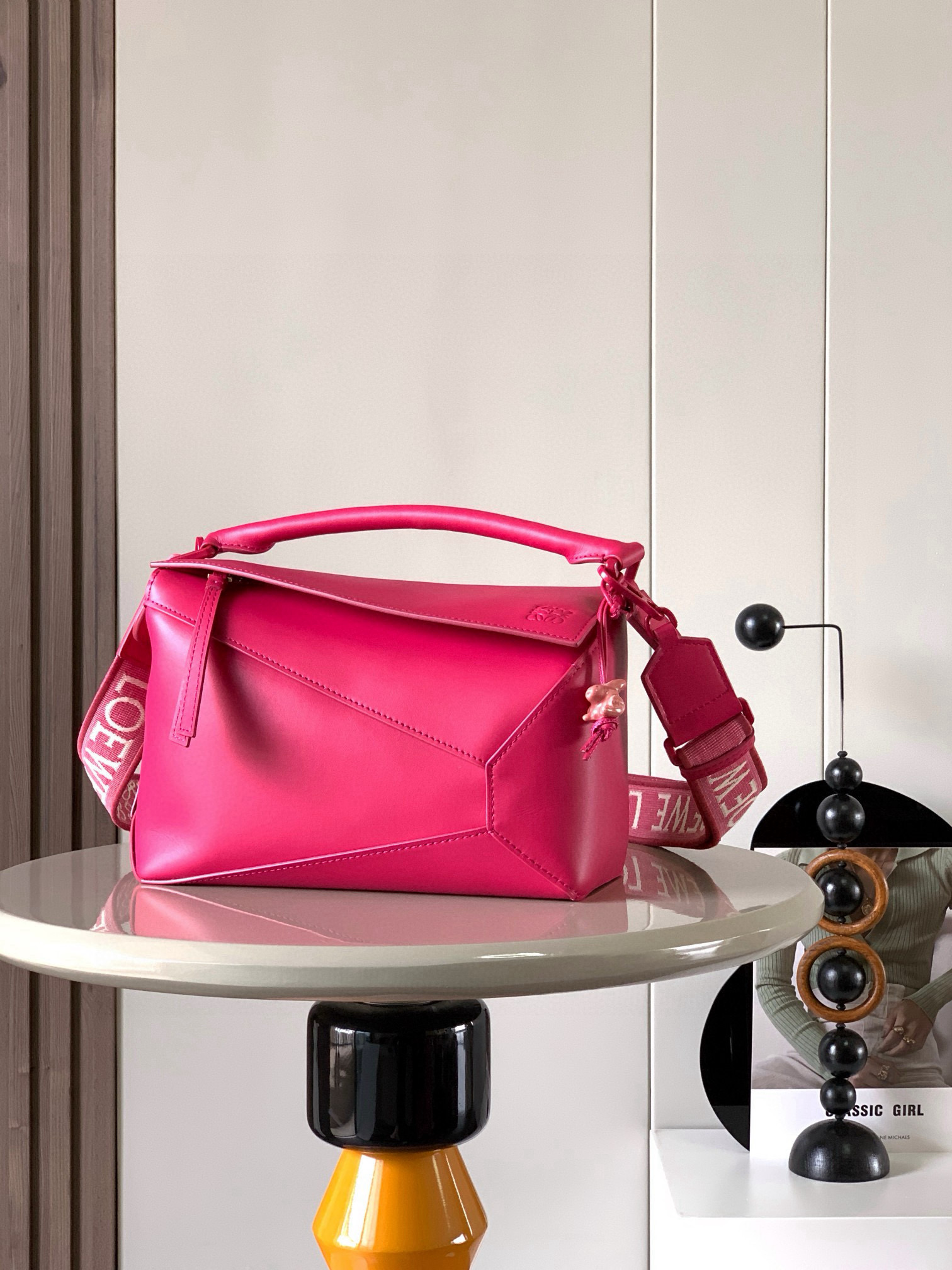 NO:405870,Ceramic rabbit geometric bag 24CMPuzzle handbag original imported calfskin plain velvet home popular geometric bag Puzzle handbag is the first handbag launched by creative director Jonathan Anderson for L0EWE. The rectangular shape and precise cutting technology have created Puzzle's unique geometric lines inspired by traditional Chinese monochrome glaze ceramics. Perfectly interpret the beauty to the extreme. The monochrome glaze series from the body to the hardware is one color satin cowhide material, smooth, smooth, clean and neat, and the highly recognizable embroidered wide shoulder straps exudes a natural sense of high fashion and stylishness. It is very heartwarming and amazing!  Size 24CM~16CM~10CM Model number 9001 Color rose red, Loewe, loewe, loewe, cowhide19860909陶瓷小兔款几何包24CMPuzzle手袋原厂进口小牛皮平纹罗家爆款几何包Puzzle 手袋是创意总监乔纳森·安德森为 L0EWE 推出的首款手提包,长方体形状和精确的切割技术创造了 Puzzle 独特的几何线条灵感来自中国传统的单色釉陶瓷完美诠释美到极致是自然～单色釉系列从包身到五金通体一色缎面牛皮材质光滑柔顺干净利落配上辨识度极高的刺绣宽肩带,散发着一种浑然天成的高级时髦感配上同色系陶瓷兔子挂饰十分走心,绝了！ 尺寸24CM～16CM～10CM 款号9001 颜色玫红,罗意威,loewe,loewe,cowhide,Bag