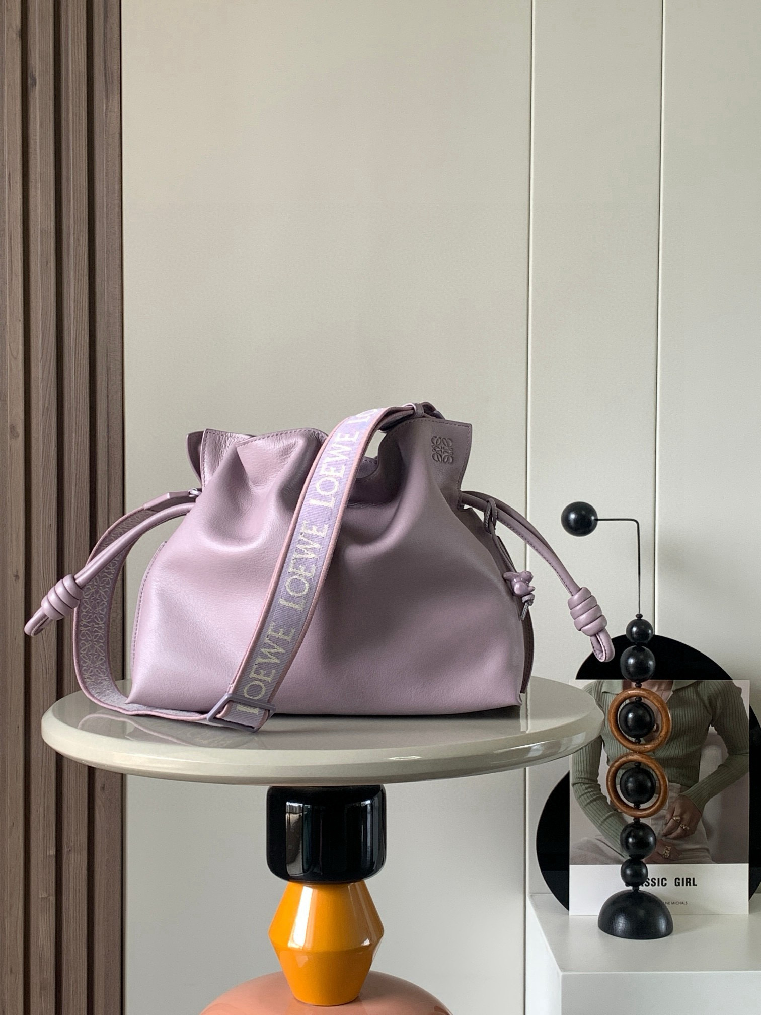 NO:405875,[Gift] Flamenco clutch bag imported from the original Napa calf leather/letter straps are tightened with drawstrings and tied with the iconic coiled knots. This monochrome version is made of Napa calf leather, equipped with hardware in the same color, jacquard straps in the same color and ceramic rabbit hangings. Medium-sized monochrome glazed letter straps for lucky bags with ceramic rabbit Lao Luo's Flamenco lucky bags really must be bought too beautiful, good back, and strong atmosphere~ His cloud-sensing calf leather is super soft and resistant to drawstrings are tightened or unfolded. The hand straps, wide shoulder straps, broochs... can be matched at will, and immediately become hand-held, armpit cross-body all-round bag, lazy and casual appearance, and has an unexpected capacity, which is really huge everyday!  While it is available, you must hold it. Size 30~24.5~10.5CM. Model number 9015 webbing. Light purple color. Loewe, handbag, brooch, breastpin, cowhide.19860909[礼物]Flamenco手拿包原厂进口纳帕小牛皮/字母肩带采用拉绳收紧,并打上标志性的盘绕结这款单色版本采用纳帕牛皮革制成,配有同色系五金件、同色系提花带子和同色系陶瓷小兔挂饰中号单色釉字母肩带福袋配陶瓷小兔子老罗的Flamenco福袋真的一定要入手太好看、好背、氛围感太强了～Ta的云感小牛皮超级柔软抗造拉绳收紧或展开都别有一番风味,手拎带 宽肩带 胸针…可随心搭配,立刻变成可手拎 腋下 斜挎的全能包型慵懒随性的外观同时拥有超乎想象的容量,真的巨日常！趁有现货,一定要拿捏住 尺寸30～24.5～10.5CM 款号9015织带 颜色浅紫色,罗意威,loewe,handbag,brooch，breastpin,cowhide,Bag