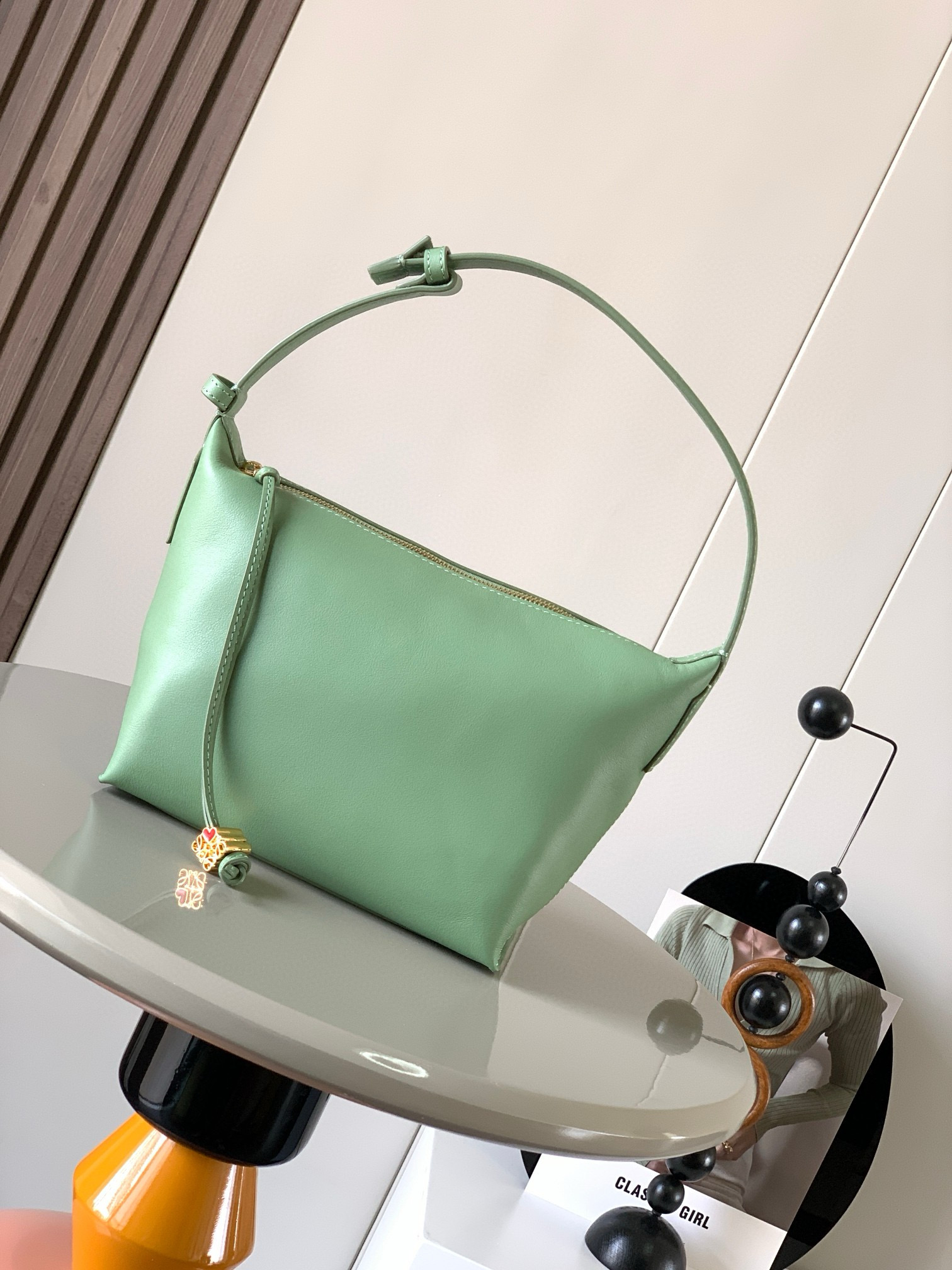 NO:405880,The original Napa calf leather cubi handbag The happiness of this season is the latest sought-after underarm bag Cubi given by Cubi. The minimalist design has a high-end feel and any accessories can produce a wonderful chemical reaction. The adjustment function of the shoulder strap is also very attentive and not too complicated. With a light button, it can free the hands, the armpits and shoulders and backs, which look good, and the capacity is large, and the weight is very light!  Come and turn on the 'street explosion' mode Size: 27CM~18CM~13CM Model number 9009 Color green, Loewe, louis vuitton, cowhide19860909L家便当包原厂纳帕小牛皮cubi手袋这一季的快乐是Cubi给的最新抢手腋下包Cubi,极简设计自带高级感随便搭件素色白T都能产生奇妙的化学反应肩带的调节功能也十分用心没有过多的繁琐,轻轻一扣,解放双手手提、腋下肩背都好看容量大、自重还很轻太可了！快来开启“炸街”模式 尺寸:27CM～18CM～13CM 款号9009 颜色绿色,罗意威,loewe,louis vuitton,cowhide,Bag