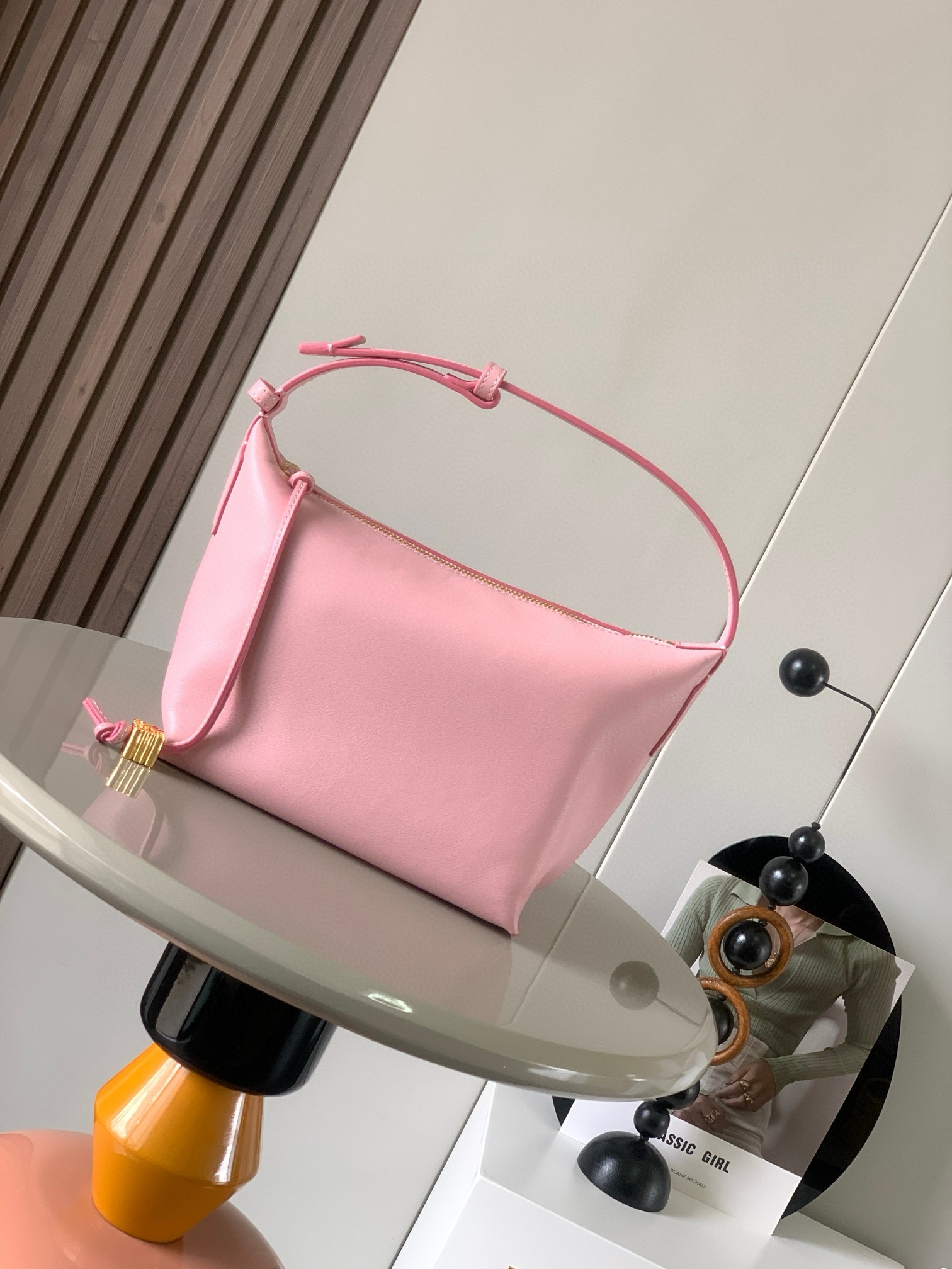 NO:405885,The original Napa calf leather cubi handbag The happiness of this season is the latest sought-after underarm bag Cubi given by Cubi. The minimalist design has a high-end feel and any accessories can produce a wonderful chemical reaction. The adjustment function of the shoulder strap is also very attentive and not too complicated. With a light button, it can free the hands, the armpits and shoulders and backs, which look good, and the capacity is large, and the weight is very light!  Come and turn on the 'street explosion' mode Size: 27CM~18CM~13CM Model number 9009 Color pink, Loewe, louis vuitton, cowhide19860909L家便当包原厂纳帕小牛皮cubi手袋这一季的快乐是Cubi给的最新抢手腋下包Cubi,极简设计自带高级感随便搭件素色白T都能产生奇妙的化学反应肩带的调节功能也十分用心没有过多的繁琐,轻轻一扣,解放双手手提、腋下肩背都好看容量大、自重还很轻太可了！快来开启“炸街”模式 尺寸:27CM～18CM～13CM 款号9009 颜色粉色,罗意威,loewe,louis vuitton,cowhide,Bag