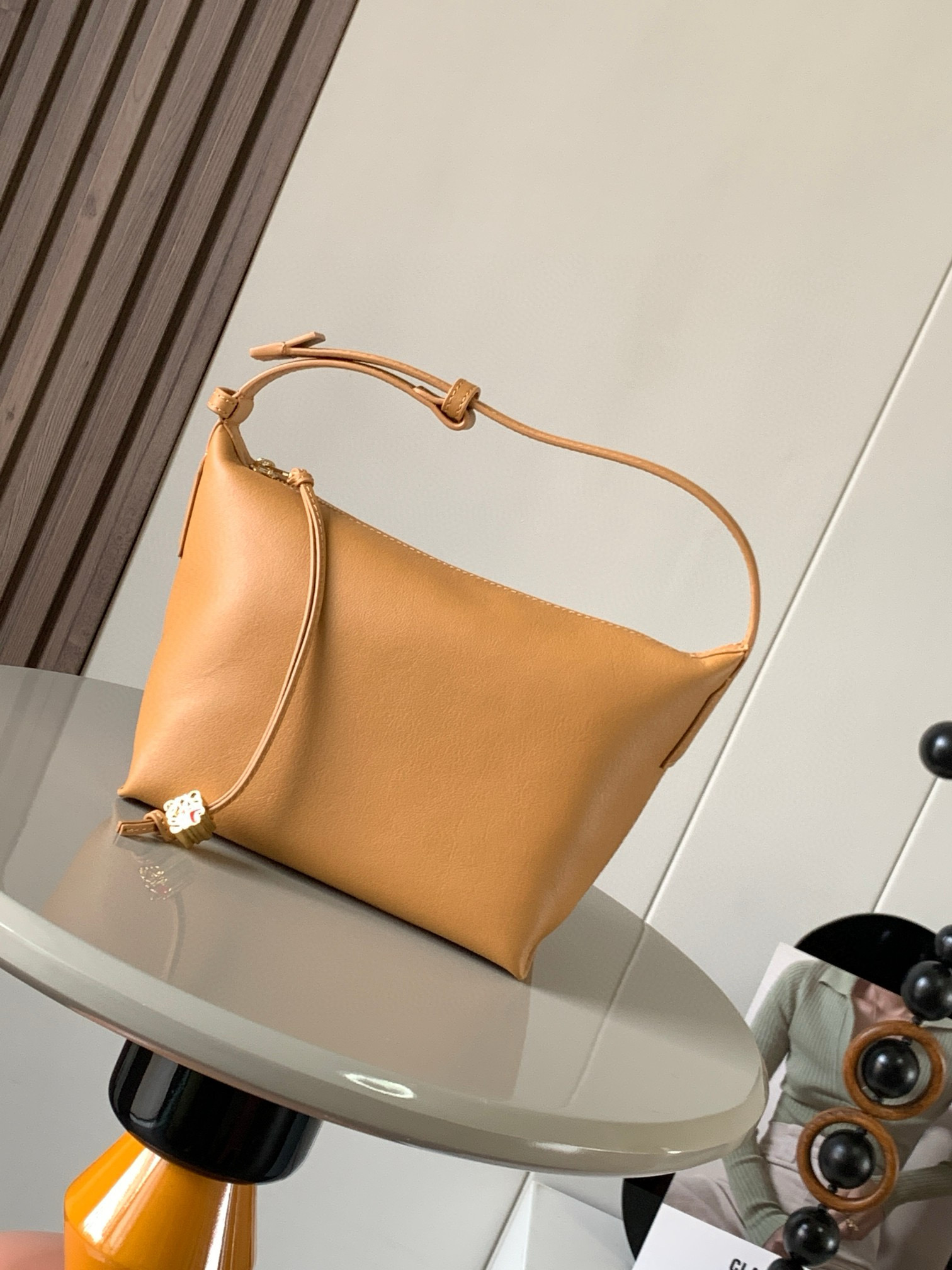 NO:405891,The original Napa calf leather cubi handbag The happiness of this season is the latest sought-after underarm bag Cubi given by Cubi. The minimalist design has a high-end feel and any accessories can produce a wonderful chemical reaction. The adjustment function of the shoulder strap is also very attentive and not too complicated. With a light button, it can free the hands, the armpits and shoulders and backs, which look good, and the capacity is large, and the weight is very light!  Come and turn on the 'street explosion' mode Size: 27CM~18CM~13CM Model number 9009 Color brown, Loewe, louis vuitton, cowhide19860909L家便当包原厂纳帕小牛皮cubi手袋这一季的快乐是Cubi给的最新抢手腋下包Cubi,极简设计自带高级感随便搭件素色白T都能产生奇妙的化学反应肩带的调节功能也十分用心没有过多的繁琐,轻轻一扣,解放双手手提、腋下肩背都好看容量大、自重还很轻太可了！快来开启“炸街”模式 尺寸:27CM～18CM～13CM 款号9009 颜色棕色,罗意威,loewe,louis vuitton,cowhide,Bag