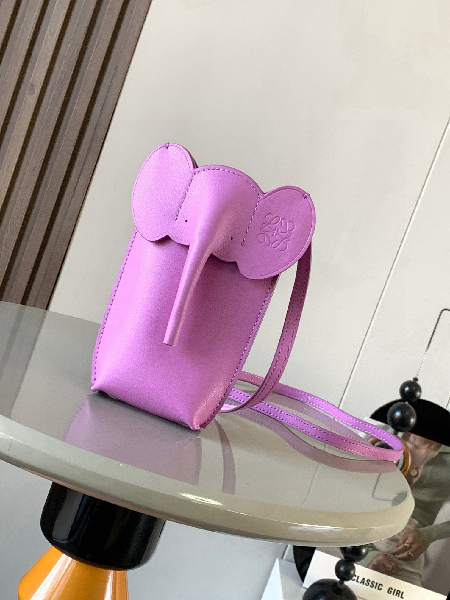 NO:406044,The classic cowhide leather small elephant bag with small elephant shape is full of design. The elephant series mobile phone bag has a great effect on the upper body. It is not picky at all and does not pick the clothes. It is not easy to match the style. It is also very versatile. It is not a waste bag at all~~ It is so fragrant when you go out to shop and eat. It is so cute that it screams. The cute mobile phone bag!  The Luo family's small elephant crossbody mobile phone bag with win-win appearance and cost performance is super cute and easy to match. The bag that modern people need most is definitely the mobile phone bag that can hold the mobile phone bags. They are all good bags, one is cuteer than the other, small but not useless, full of playfulness. Size 19CM~8CM~4CM Model number 9200 Color rose pink, Luo Yiwei, loewe, loewe, cowhide19860909经典牛皮革小象袋小象形状的小包设计感十足的大象系列手机包单肩斜挎背的上身效果都很赞,完全不挑人也不挑衣服设计小众不易撞款,还很百搭完全不是小废包～~出门逛街吃饭随便背着它太香了真的可爱到尖叫太太可爱的手机包！颜值和性价比双赢的罗家小象斜挎手机包超嗲超好搭,现代人最需要的包绝对是手机包能装下手机的小包都是好包一个比一个可爱,小而不废,俏皮满满 尺寸19CM~8CM~4CM 款号9200 颜色蔷薇粉,罗意威,loewe,loewe,cowhide,Bag