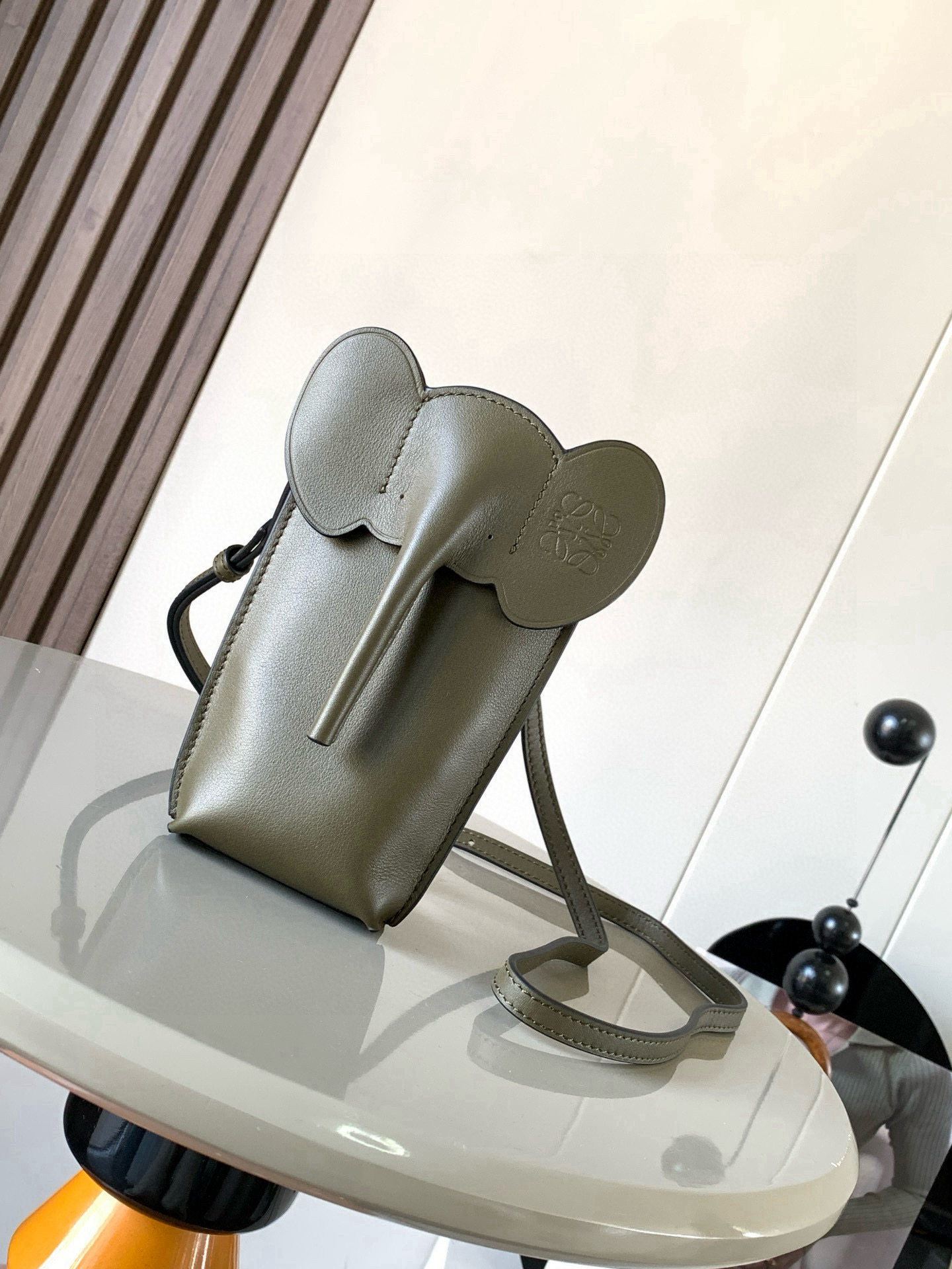 NO:406050,The classic cowhide leather small elephant bag with small elephant shape is full of design. The elephant series mobile phone bag has a great effect on the upper body. It is not picky at all and does not pick the clothes. It is not easy to match the style. It is also very versatile. It is not a waste bag at all~~ It is so fragrant when you go out to shop and eat. It is so cute that it screams. The cute mobile phone bag!  The Luo family's small elephant crossbody mobile phone bag with win-win appearance and cost performance is super cute and easy to match. The bag that modern people need most is definitely the mobile phone bag that can hold the mobile phone bags are all good bags, one is cuteer than the other, small but not useless, full of playfulness. Size 19CM~8CM~4CM Model number 9200 Color khaki green, Luo Yiwei, loewe, loewe, cowhide19860909经典牛皮革小象袋小象形状的小包设计感十足的大象系列手机包单肩斜挎背的上身效果都很赞,完全不挑人也不挑衣服设计小众不易撞款,还很百搭完全不是小废包～~出门逛街吃饭随便背着它太香了真的可爱到尖叫太太可爱的手机包！颜值和性价比双赢的罗家小象斜挎手机包超嗲超好搭,现代人最需要的包绝对是手机包能装下手机的小包都是好包一个比一个可爱,小而不废,俏皮满满 尺寸19CM~8CM~4CM 款号9200 颜色卡其绿,罗意威,loewe,loewe,cowhide,Bag