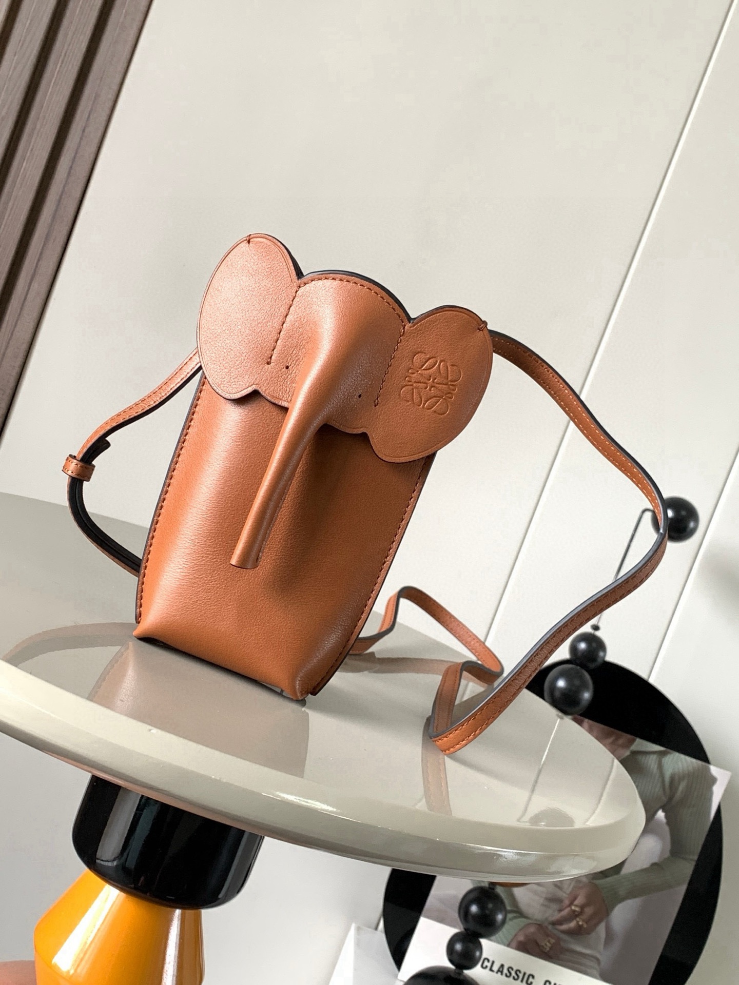 NO:406056,The classic cowhide leather small elephant bag with small elephant shape is full of design. The elephant series mobile phone bag has a great effect on the upper body. It is not picky at all and does not pick the clothes. It is not easy to match the style. It is also very versatile. It is not a waste bag at all~~ It is so fragrant when you go out to shop and eat. It is so cute that it screams. The cute mobile phone bag!  The Luo family's small elephant crossbody mobile phone bag with both appearance and cost performance is super cute and easy to match. The bag that modern people need most is definitely the mobile phone bag that can hold the mobile phone bags are all good bags, one is cuteer than the other, small but not useless, full of playfulness. Size 19CM~8CM~4CM Model number 9200 Color brown, Luo Yiwei, loewe, loewe, cowhide19860909经典牛皮革小象袋小象形状的小包设计感十足的大象系列手机包单肩斜挎背的上身效果都很赞,完全不挑人也不挑衣服设计小众不易撞款,还很百搭完全不是小废包～~出门逛街吃饭随便背着它太香了真的可爱到尖叫太太可爱的手机包！颜值和性价比双赢的罗家小象斜挎手机包超嗲,超好搭,现代人最需要的包绝对是手机包能装下手机的小包都是好包一个比一个可爱,小而不废,俏皮满满 尺寸19CM~8CM~4CM 款号9200 颜色棕色,罗意威,loewe,loewe,cowhide,Bag