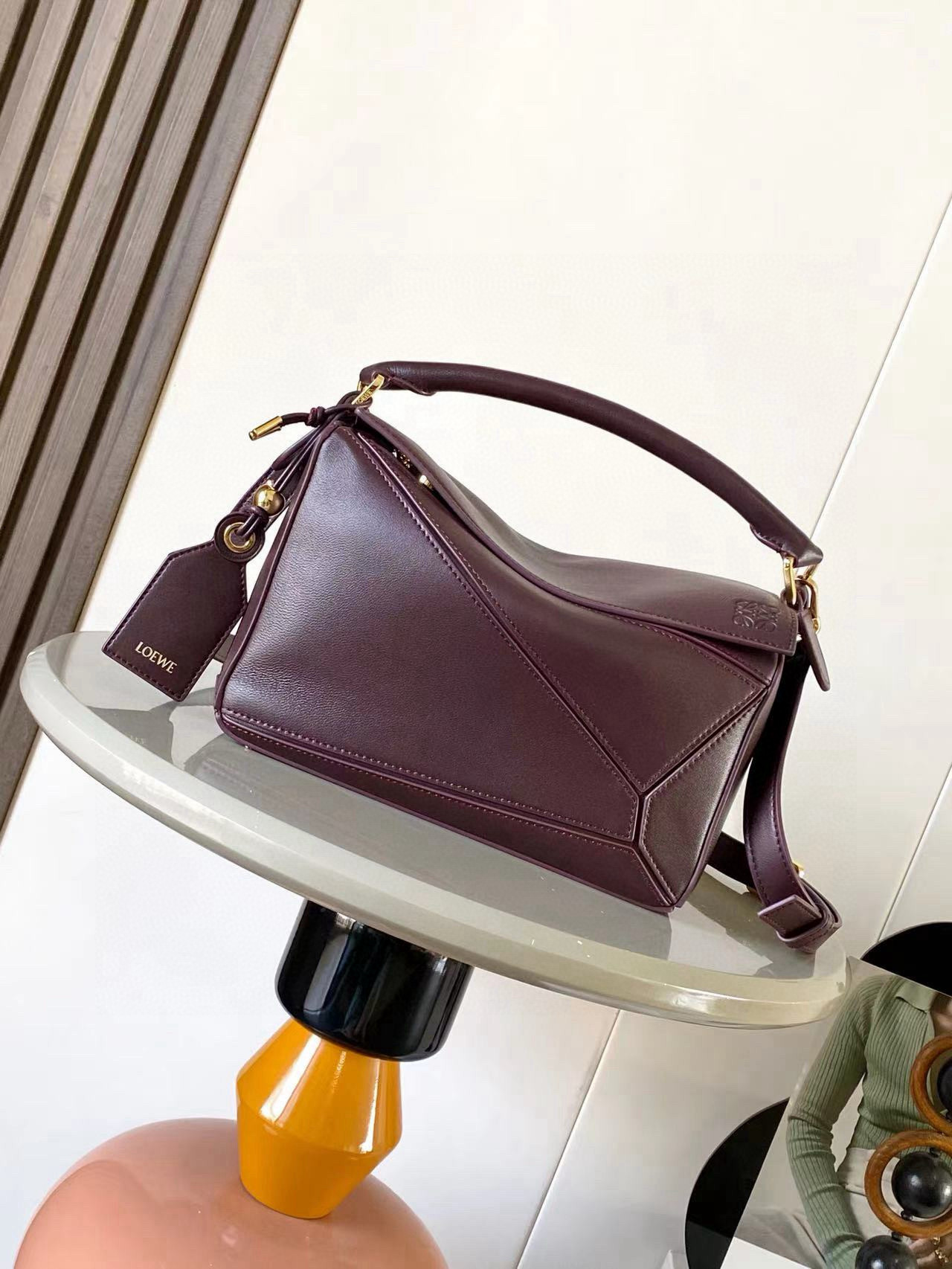 NO:406061,New version of geometric bag Small Napa Sheep Leather Featherlight Puzzle handbag, original imported Napa calf leather outlines rectangular shape with unique geometric lines. Soft and light Napa leather injects casual and lazy style into the handbag.*Shoulder, crossbody or handheld*Removable adjustable shoulder straps with rotary snaps*zip closure, articulated zipper head*One exterior zipper rear pocket, an internal insert bag*removable, decorated with secret pockets and balloon dice*Rectangular metal foot nails*This small version is made of soft Napa calf leather*Small Puzzle can accommodate, for example, a large wallet, all sizes of cell phones and sunglasses with oblique, shoulder, handheld or top handle carrying*removable Color Burgundy Red Model No. 9096  Size 24CM~16CM~10CM, Loewe, wallets, cowhide, sheepskin19860909新版本几何包小号纳帕羊皮革 Featherlight Puzzle 手袋, 原厂进口纳帕小牛皮以别具一格的几何线条勾勒长方体造型.柔软轻盈的纳帕皮革为手袋注入随性慵懒的风格.*可肩背、斜挎或手提*可拆卸可调节肩带,饰有旋转卡扣*拉链开合,铰接式拉链头*一个外部拉链后袋,一个内部插袋*可拆卸,饰有隐秘口袋和气球骰子*长方形金属脚钉*这个小尺寸版本采用柔软纳帕小牛皮革制成＊小号Puzzle 可以容纳例如一只大号钱包所有尺寸的手机和太阳镜斜、肩背、手拿或顶部提手携带＊可拆卸 颜色勃艮第红 款号9096 尺寸24CM～16CM～10CM,罗意威,loewe,wallets,cowhide,sheepskin,Bag