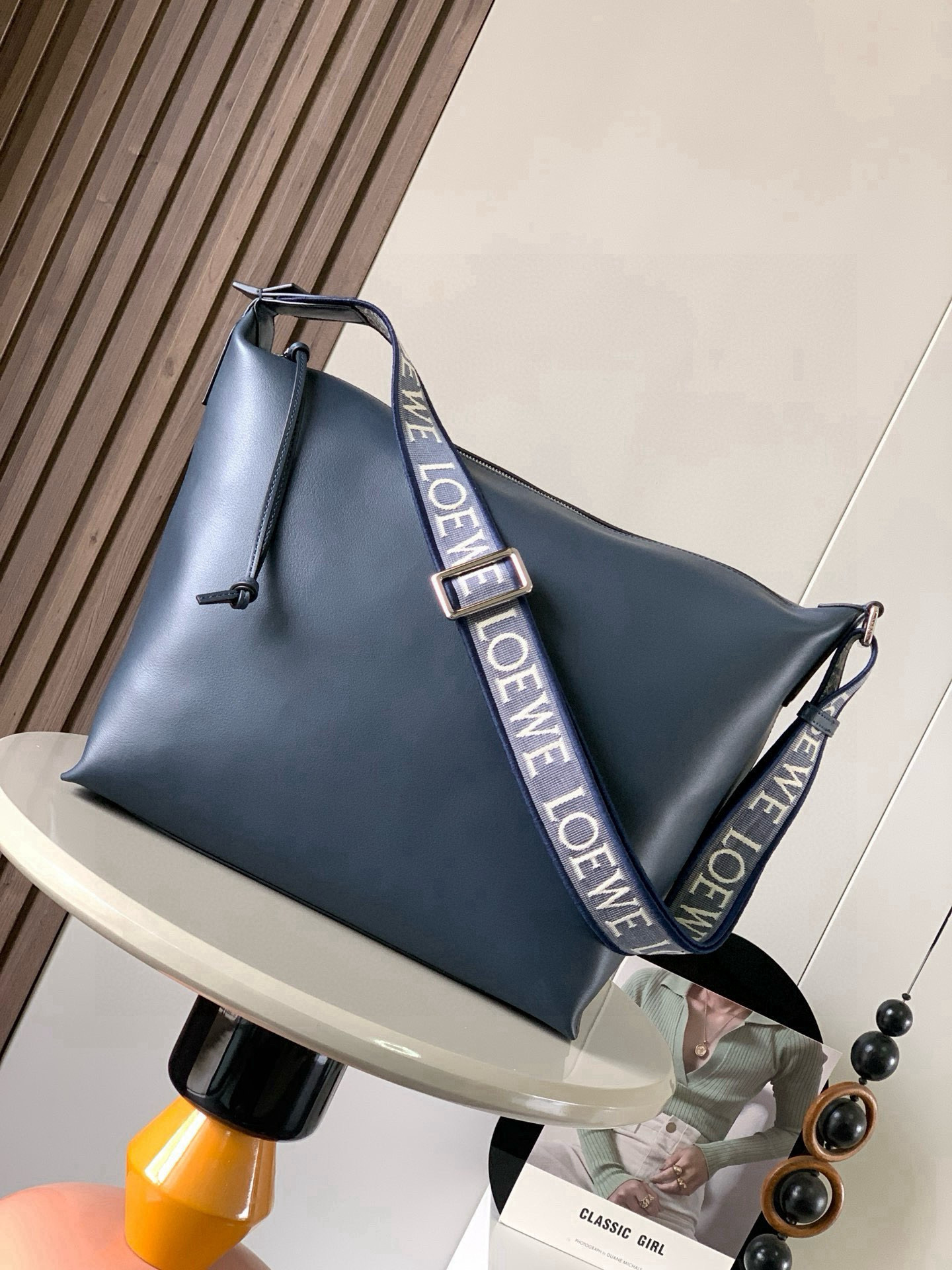 NO:406081,Cubi crossbody bag is amazingly debuting this time. It is really surprising that it has a jacquard adjustable shoulder strap. It feels skin-friendly and soft. It has strong capacity. It can be used as a crossbody under the armpit. It can be used as a gym bag as a short trip. It is also very out of the circle. It is really a good bag with very high comprehensive quality. Cubi crossbody bag is a spacious and soft handbag that can easily adapt to the body shape. This version is made of soft and smooth cowhide, paired with jacquard shoulder straps, crossbody or shoulder back. Adjustable shoulder straps. Zipper opening and closing with cowhide zipper head. Internal insertion bag. It can hold a 13-inch laptop. Size 44~30~18CM. Model number 9010. Color dark blue plain, Loewe, satchels, crossbody bags, cowhide.19860909Cubi斜挎包惊艳亮相这次出了Cubi 真是让人惊喜配有提花可调节肩带手感亲肤柔和容量大功能性强 可以单肩腋下斜挎 可当健身包使用作为短途旅行的行李袋也是非常出圈、出片的真的是一只综合素质非常高的好包包Cubi 斜挎包是一款宽敞且柔软的手袋,可轻松适应体形此版本采用柔软光滑的牛皮革制成,搭配提花肩带.斜挎或肩背.可调节肩带.拉链开合带牛皮革拉链头.内部插袋.可放13寸笔记本电脑 尺寸44～30～18CM 款号9010 颜色深蓝平纹,罗意威,loewe,satchels,crossbody bags,cowhide,Bag