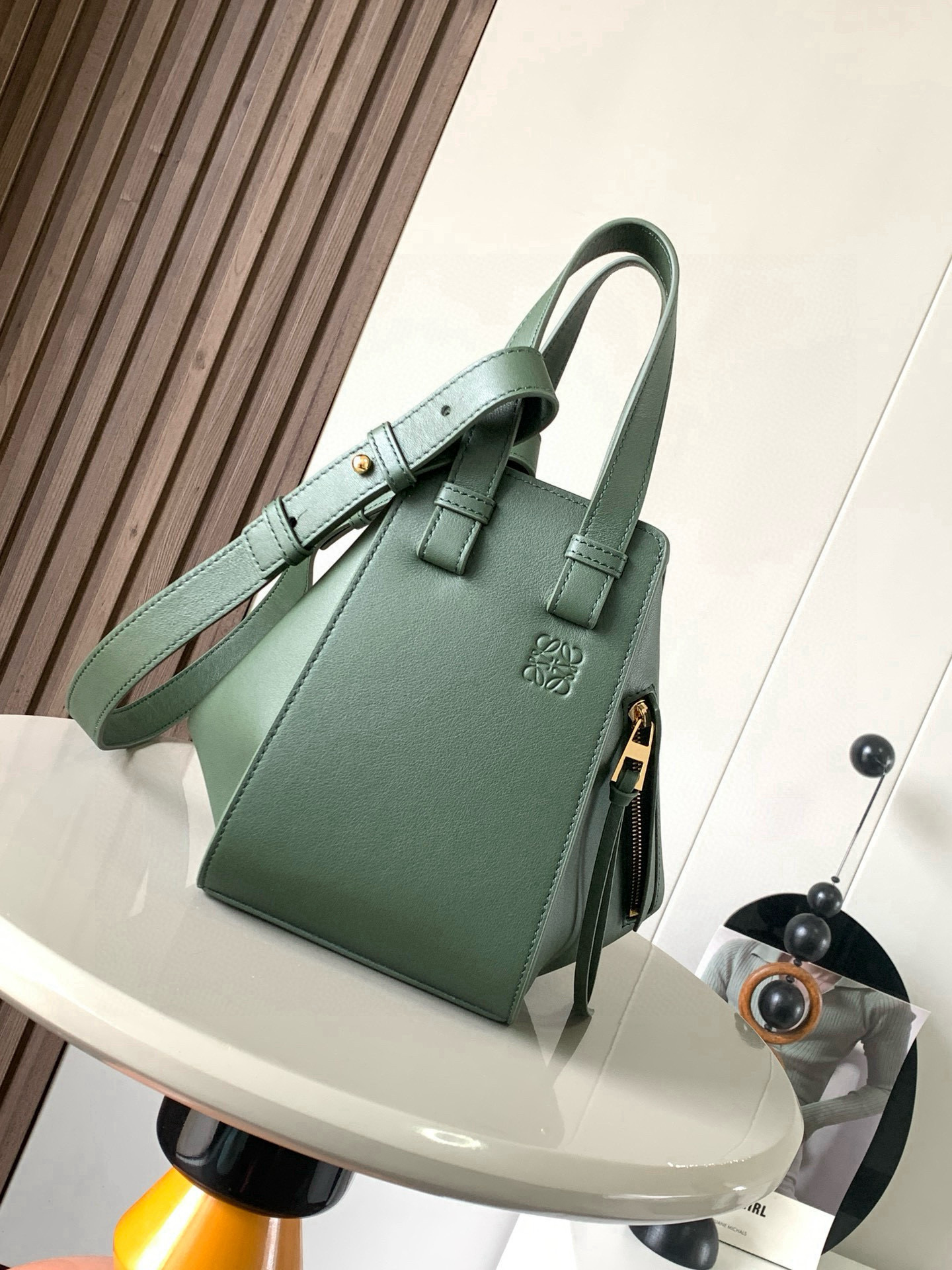 NO:406094,Hammock bag 20CM new size Hammock bag hammock bag crazy flop!  It looks so good. This is the size between the small and mini. The 'Transformers' in the fashion industry can change six different forms. Hammock bag. The design of Hammock bag is novel and versatile. It can be changed to six different forms. It can meet different usage habits and matching. You can install things according to the size of things. Large capacity, one shoulder, crossbody, hand-held, N types of backing methods are just right. One bag is multi-purpose. It is omnipotent, no matter the shiny plain patterns or the full and soft grained cowhide, it looks high-end and more fatal. Each color is very beautiful and perfect. It is super suitable for street photography. In addition, it can also be installed in minutes and can capture you instantly. Size 20CM~19CM~14CM Model number 9002 Color retro green, Luo Yiwei, loewe, cowhide19860909吊床包20CM新尺寸Hammock bag吊床包疯狂翻牌！太好看了这是小号和迷你中间的尺寸更适合亚洲女生,时尚界“变形金刚”可以变换六种不同的形态Hammock bag吊床包设计新颖百变可以变换六种不同的形态满足不同的使用习惯与搭配可以根据需要装东西大小来调整外形大容量、单肩、斜挎、手拎、N种背法上身比例都恰到好处一包多用 无所不能无论富有光泽的平纹 还是饱满柔软的粒面牛皮都特显高级更致命的是 每个颜色都搭配得很好看超适合街拍凹造型之余还特能装分分钟能将你瞬间虏获 尺寸20CM~19CM~14CM 款号9002 颜色复古绿,罗意威,loewe,cowhide,Bag