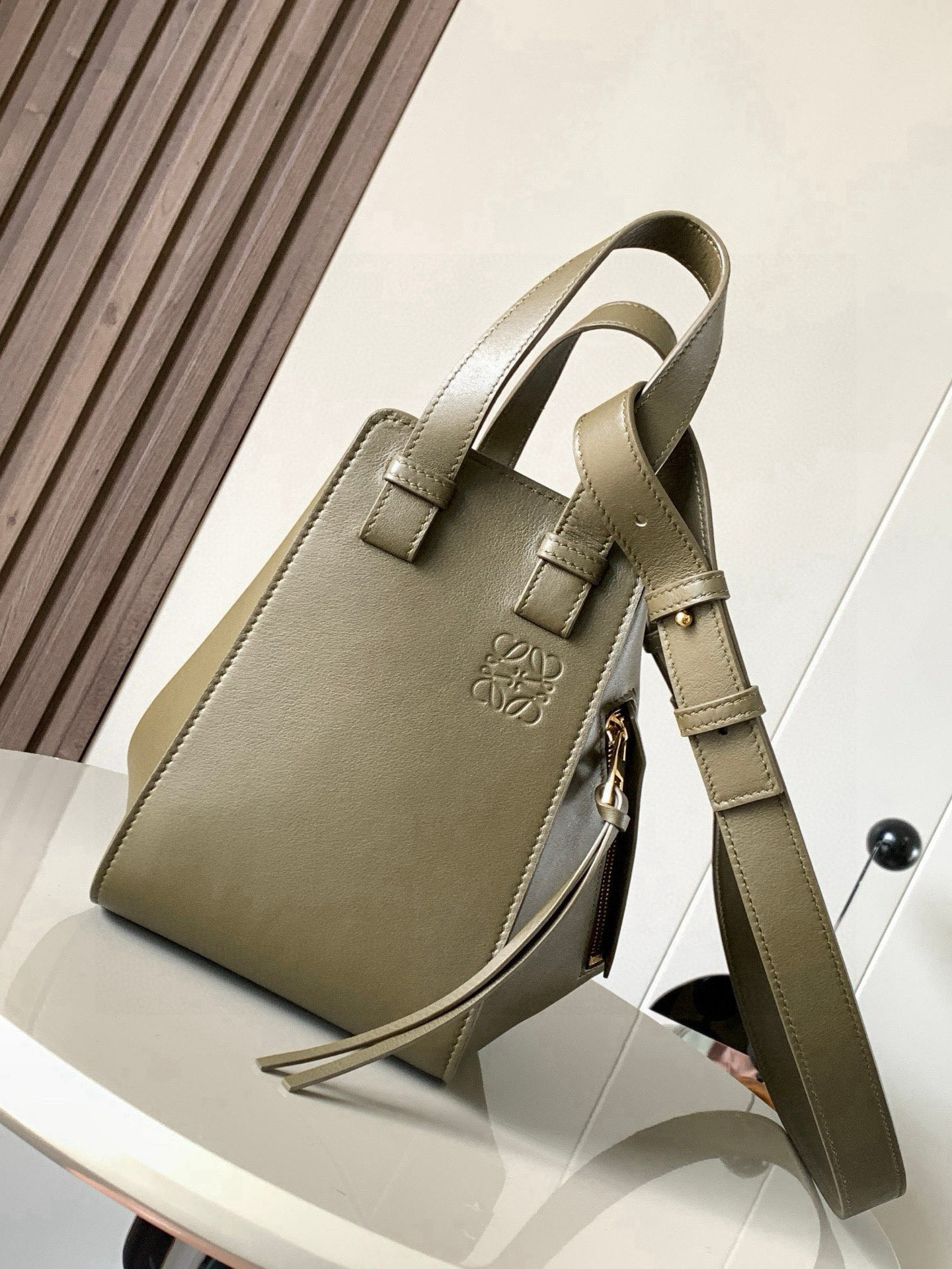 NO:406119,Hammock bag 20CM new size Hammock bag hammock bag crazy flop!  It looks so good. This is the size between the small and mini. The 'Transformers' in the fashion industry can change six different forms. Hammock bag has novel designs. It can change six different forms to meet different usage habits and matching. You can install things according to the size of the thing to adjust the appearance. Large capacity, one-shoulder, crossbody, hand-held, N-type backing methods, the upper body proportions are just right. One bag is multi-purpose. It is omnipotent, no matter the lustrous plain or the full and soft grained cowhide, it looks high-end and fatal. Each color is very beautiful and perfect for street photography. In addition, it can also be installed in minutes and can capture you instantly. Size 20CM~19CM~14CM Model number 9002 Color green plain, Luo Yiwei, loewe, cowhide19860909吊床包20CM新尺寸Hammock bag吊床包疯狂翻牌！太好看了这是小号和迷你中间的尺寸更适合亚洲女生,时尚界“变形金刚”可以变换六种不同的形态Hammock bag吊床包设计新颖百变可以变换六种不同的形态满足不同的使用习惯与搭配可以根据需要装东西大小来调整外形大容量、单肩、斜挎、手拎、N种背法上身比例都恰到好处一包多用 无所不能无论富有光泽的平纹 还是饱满柔软的粒面牛皮都特显高级更致命的是 每个颜色都搭配得很好看超适合街拍凹造型之余还特能装分分钟能将你瞬间虏获 尺寸20CM~19CM~14CM 款号9002 颜色绿色平纹,罗意威,loewe,cowhide,Bag