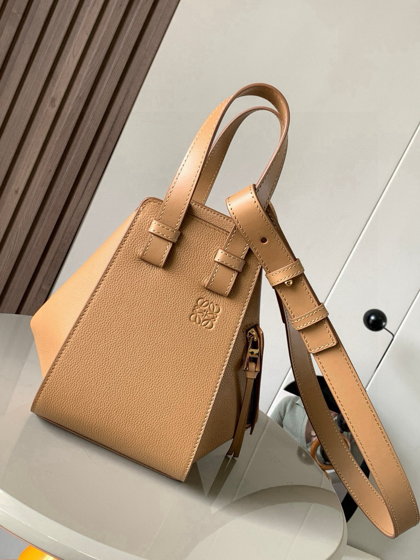 NO:406136,Hammock bag 20CM new size Hammock bag hammock bag crazy flop!  It looks so good. This is the size between the small and mini. The 'Transformers' in the fashion industry can change six different forms. Hammock bag has novel designs. It can change six different forms to meet different usage habits and matching. You can install things according to the size of things. Large capacity, one shoulder, crossbody, hand-held, N types of backing methods are just right. One bag is multi-purpose. It is omnipotent, no matter the shiny plain pattern or the full and soft grained cowhide, it looks high-end and fatal. Each color is very beautiful and perfect for street photography. In addition, it can also be installed in minutes and can capture you instantly. Size 20CM~19CM~14CM Model number 9002 Color toffee, Luo Yiwei, loewe, cowhide19860909吊床包20CM新尺寸Hammock bag吊床包疯狂翻牌！太好看了这是小号和迷你中间的尺寸更适合亚洲女生,时尚界“变形金刚”可以变换六种不同的形态Hammock bag吊床包设计新颖百变可以变换六种不同的形态满足不同的使用习惯与搭配可以根据需要装东西大小来调整外形大容量、单肩、斜挎、手拎、N种背法上身比例都恰到好处一包多用 无所不能无论富有光泽的平纹 还是饱满柔软的粒面牛皮都特显高级更致命的是 每个颜色都搭配得很好看超适合街拍凹造型之余还特能装分分钟能将你瞬间虏获 尺寸20CM~19CM~14CM 款号9002 颜色太妃糖,罗意威,loewe,cowhide,Bag