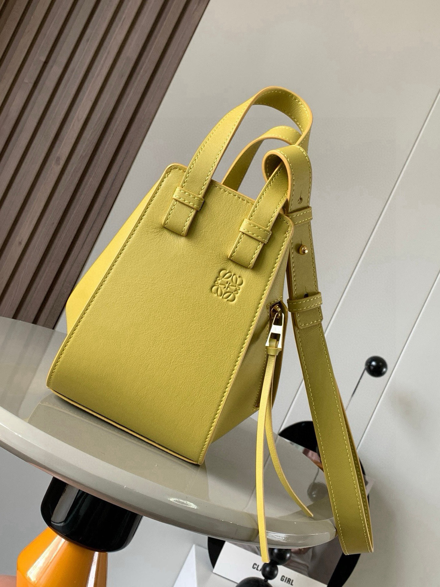 NO:406091,Hammock bag 20CM new size Hammock bag hammock bag crazy flop!  It looks so good. This is the size between the small and mini. The 'Transformers' in the fashion industry can change six different forms. Hammock bag. The design of Hammock bag is novel and versatile. It can be changed to six different forms. It meets different usage habits and matching. You can install things according to the size of things. Large capacity, one shoulder, crossbody, hand-held, N types of backing methods are just right. One bag is multi-purpose. It is omnipotent, no matter the shiny plain patterns, or the full and soft grained cowhide, it looks high-end and fatal. Each color is very beautiful and perfect. It is super suitable for street photography. In addition, it can also be installed in minutes and can capture you instantly. Size 20CM~19CM~14CM Model number 9002 Color yellow plain patterns, Luo Yiwei, loewe, cowhide19860909吊床包20CM新尺寸Hammock bag吊床包疯狂翻牌！太好看了这是小号和迷你中间的尺寸更适合亚洲女生,时尚界“变形金刚”可以变换六种不同的形态Hammock bag吊床包设计新颖百变可以变换六种不同的形态满足不同的使用习惯与搭配可以根据需要装东西大小来调整外形大容量、单肩、斜挎、手拎、N种背法上身比例都恰到好处一包多用 无所不能无论富有光泽的平纹 还是饱满柔软的粒面牛皮都特显高级更致命的是 每个颜色都搭配得很好看超适合街拍凹造型之余还特能装分分钟能将你瞬间虏获 尺寸20CM~19CM~14CM 款号9002 颜色黄色平纹,罗意威,loewe,cowhide,Bag