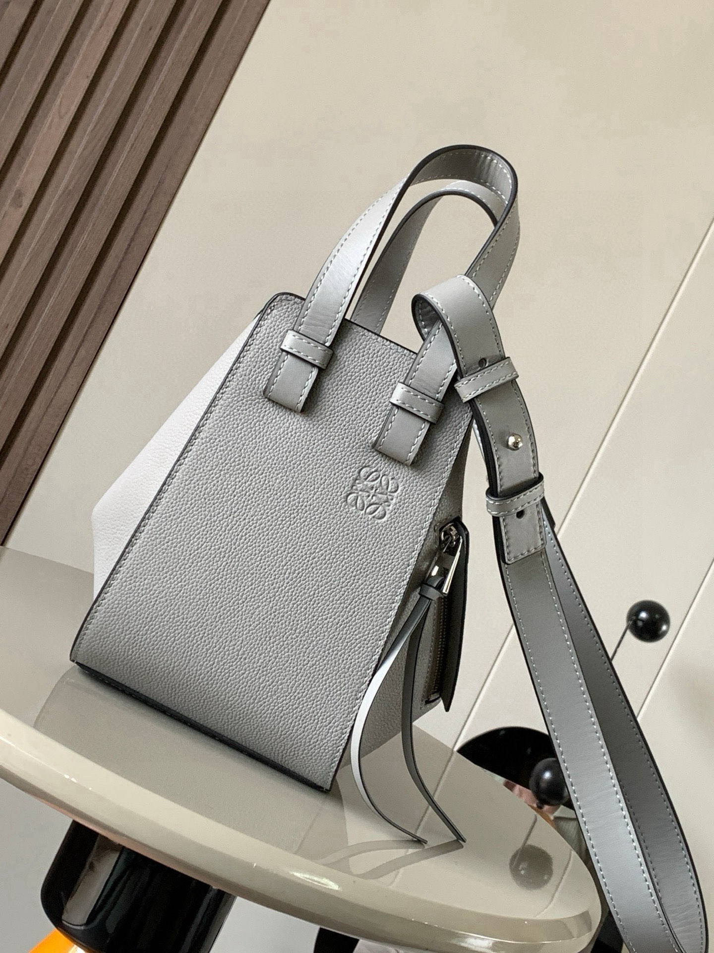 NO:406095,Hammock bag 20CM new size Hammock bag hammock bag crazy flop!  It looks so good. This is the size between the small and mini. The 'Transformers' in the fashion industry can change six different forms. Hammock bag. The design of Hammock bag is novel and versatile. It can be changed to six different forms. It can meet different usage habits and matching. You can install things according to the size of things. Large capacity, one shoulder, crossbody, hand-held, N types of backing methods are just right. One bag is multi-purpose. It is omnipotent, no matter the shiny plain pattern or the full and soft grained cowhide, it looks high-end and fatal. Each color is very beautiful and perfect. It is super suitable for street photography. In addition, it can also be installed in minutes and can capture you instantly. Size 20CM~19CM~14CM Model number 9002 Color gray lychee, Luo Yiwei, loewe, cowhide19860909吊床包20CM新尺寸Hammock bag吊床包疯狂翻牌！太好看了这是小号和迷你中间的尺寸更适合亚洲女生,时尚界“变形金刚”可以变换六种不同的形态Hammock bag吊床包设计新颖百变可以变换六种不同的形态满足不同的使用习惯与搭配可以根据需要装东西大小来调整外形大容量、单肩、斜挎、手拎、N种背法上身比例都恰到好处一包多用 无所不能无论富有光泽的平纹 还是饱满柔软的粒面牛皮都特显高级更致命的是 每个颜色都搭配得很好看超适合街拍凹造型之余还特能装分分钟能将你瞬间虏获 尺寸20CM~19CM~14CM 款号9002 颜色灰色荔,罗意威,loewe,cowhide,Bag