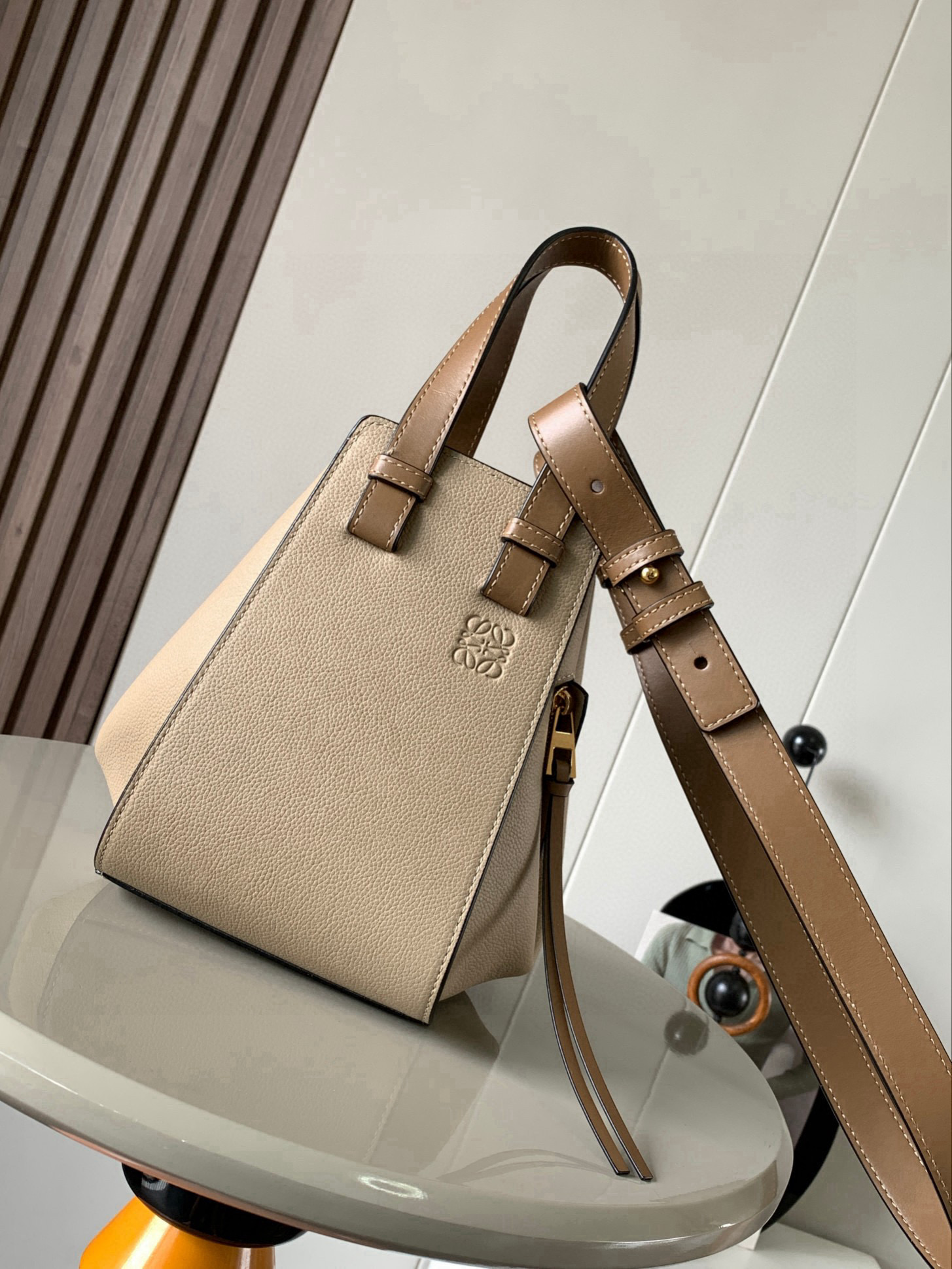 NO:406098,Hammock bag 20CM new size Hammock bag hammock bag crazy flop!  It looks so good. This is the size between the small and mini. The 'Transformers' in the fashion industry can change six different forms. Hammock bag. The design of Hammock bag is novel and versatile. It can be changed to six different forms. It can meet different usage habits and matching. You can install things according to the size of things. Large capacity, one shoulder, crossbody, hand-held, N types of backing methods are just right. One bag is multi-purpose. It is omnipotent, no matter the shiny plain or plump and soft grained cowhide, it looks high-end and fatal. Each color is very beautiful and perfect for street photography. In addition, it can also be installed in minutes and can capture you instantly. Size 20CM~19CM~14CM Model number 9002 Color sand color, Luo Yiwei, loewe, cowhide19860909吊床包20CM新尺寸Hammock bag吊床包疯狂翻牌！太好看了这是小号和迷你中间的尺寸更适合亚洲女生,时尚界“变形金刚”可以变换六种不同的形态Hammock bag吊床包设计新颖百变可以变换六种不同的形态满足不同的使用习惯与搭配可以根据需要装东西大小来调整外形大容量、单肩、斜挎、手拎、N种背法上身比例都恰到好处一包多用 无所不能无论富有光泽的平纹 还是饱满柔软的粒面牛皮都特显高级更致命的是 每个颜色都搭配得很好看超适合街拍凹造型之余还特能装分分钟能将你瞬间虏获 尺寸20CM~19CM~14CM 款号9002 颜色沙色,罗意威,loewe,cowhide,Bag