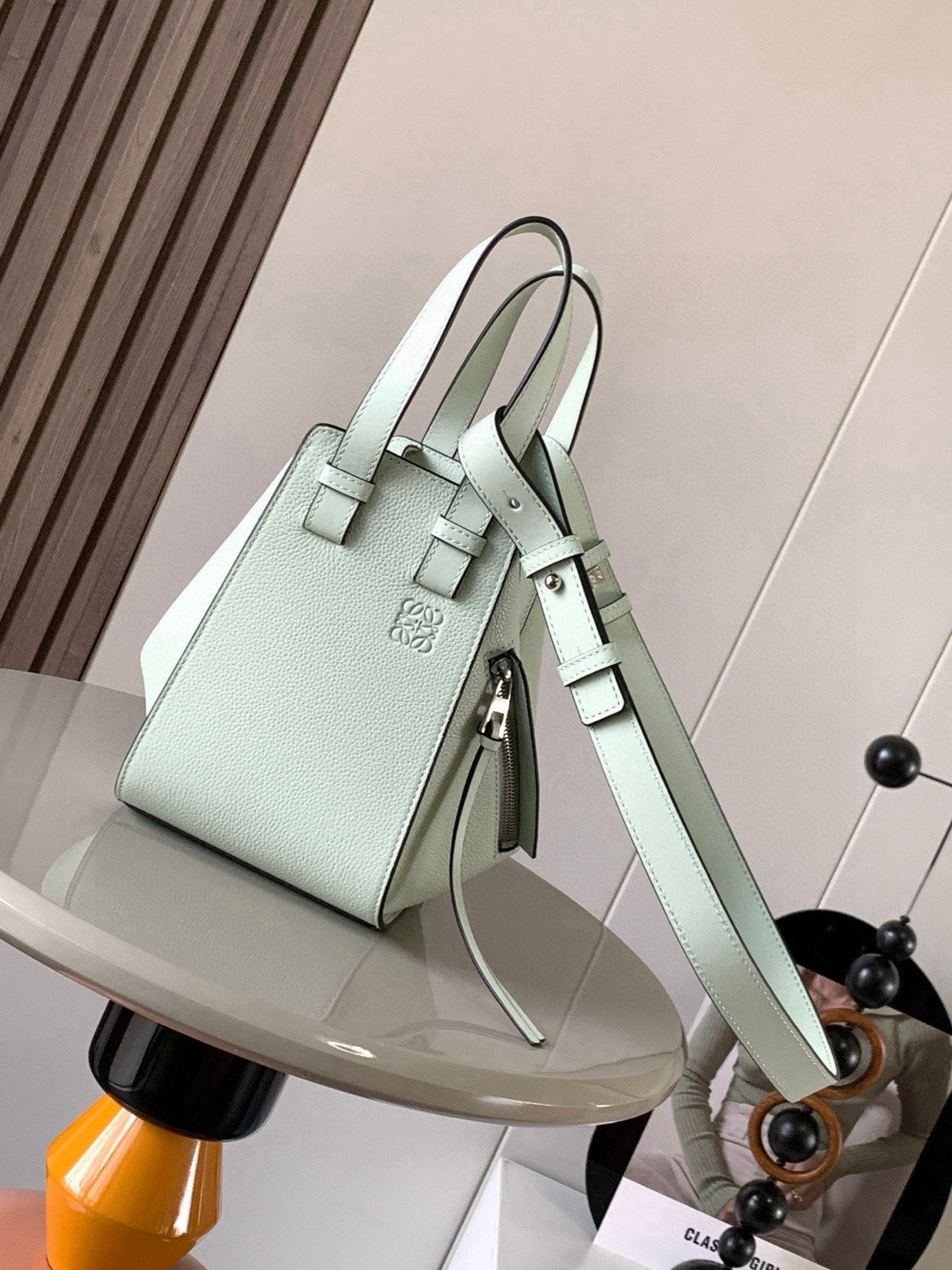 NO:406115,Hammock bag 20CM new size Hammock bag hammock bag crazy flop!  It looks so good. This is the size between the small and mini. The 'Transformers' in the fashion industry can change six different forms. Hammock bag. The design of Hammock bag is novel and versatile. It can be changed to six different forms. It can meet different usage habits and matching. You can install things according to the size of the thing. Large capacity, one shoulder, crossbody, hand-held, N types of backing methods are just right. One bag is multi-purpose. It is omnipotent, no matter the shiny plain pattern or the full and soft grained cowhide, it looks high-end and fatal. Each color is very beautiful and perfect. It is super suitable for street photography. In addition, it can also be installed in minutes and can capture you instantly. Size 20CM~19CM~14CM Model number 9002. Light green lychee, Luo Yiwei, loewe, cowhide19860909吊床包20CM新尺寸Hammock bag吊床包疯狂翻牌！太好看了这是小号和迷你中间的尺寸更适合亚洲女生,时尚界“变形金刚”可以变换六种不同的形态Hammock bag吊床包设计新颖百变可以变换六种不同的形态满足不同的使用习惯与搭配可以根据需要装东西大小来调整外形大容量、单肩、斜挎、手拎、N种背法上身比例都恰到好处一包多用 无所不能无论富有光泽的平纹 还是饱满柔软的粒面牛皮都特显高级更致命的是 每个颜色都搭配得很好看超适合街拍凹造型之余还特能装分分钟能将你瞬间虏获 尺寸20CM~19CM~14CM 款号9002 颜色浅绿色荔,罗意威,loewe,cowhide,Bag