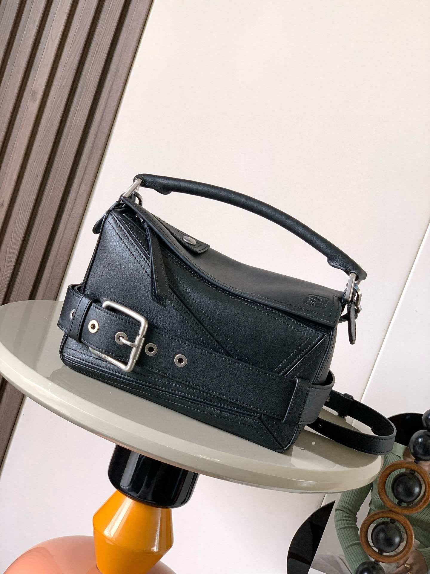 NO:406105,Small glossy cowhide leather Puzzle Biker handbag Puzzle outlines the rectangular shape with unique geometric lines This small version is made of glossy cowhide leather with motorcycle rider-style details* shoulder-mounted, crossbody or portable* removable adjustable shoulder strap* Zipper opening and closing cowhide zipper head* One external zipper back pocket One internal insert pocket* Herringbone cotton canvas lining *Anagram embossed Size 24CM~16.5CM~10.5CM Model No. 9151 Color black, Loewe, cowhide19860909小号亮面牛皮革 Puzzle Biker手袋Puzzle 以别具一格的几何线条勾勒长方体造型此小号版本采用亮面牛皮革制成饰有摩托车骑士风格细节*可肩背、斜挎或手提*可拆卸可调节肩带*拉链开合牛皮革拉链头*一个外部拉链后袋一个内部插袋*人字纹棉质帆布衬里 *Anagram 压纹 尺寸24CM～16.5CM～10.5CM 款号9151 颜色黑色,罗意威,loewe,cowhide,Bag