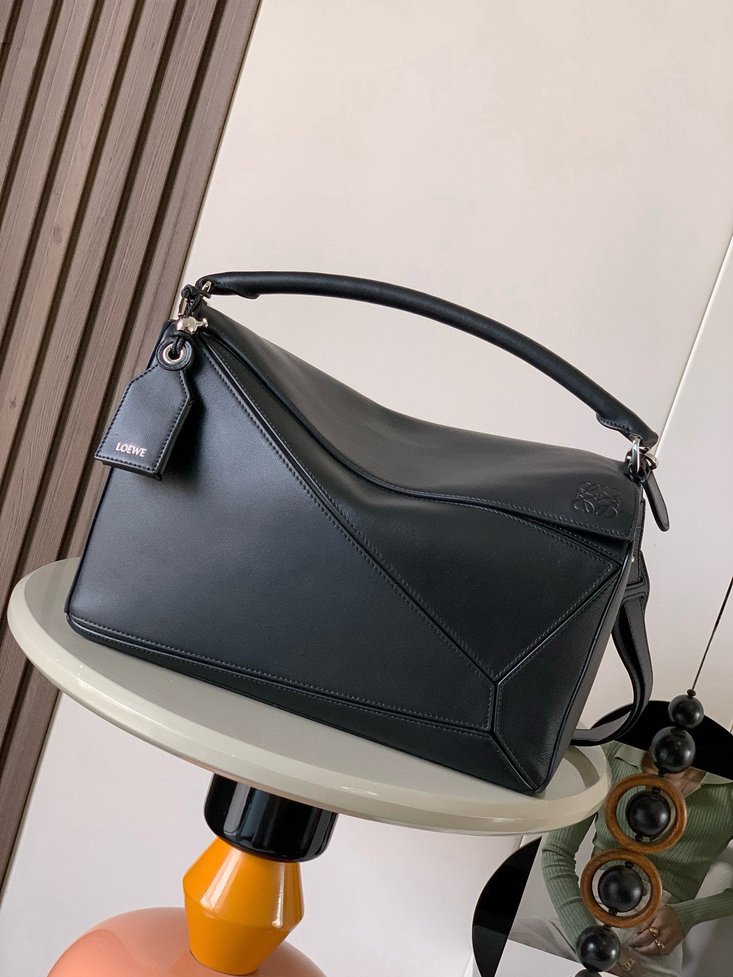 NO:406147,Large Napa Sheepskin Featherlight Puzzle Handbag Featherlight Puzzle With unique geometric lines, the rectangular shape is soft and lightweight Napa leather. The handbag is injected with casual and lazy style. The shoulder can be shoulder-mounted, crossbody or portable. The removable adjustable shoulder strap is decorated with rotary snaps. The zipper-closed articulated zipper head. One external zipper rear pocket. Two internal insert pockets. The decorative label is decorated with hidden pockets and balloon dice. The 'rectangular metal foot nails' Napa Sheepskin lining. *Anagram embossed, decorative internal engraved lettering. Size 33CM~21.5CM~17.5CM. Model No. 9099. Color black, Loewe, sheepskin19860909大号纳帕羊皮革 Featherlight Puzzle 手袋Featherlight Puzzle 以别具一格的几何线条勾勒长方体造型柔软轻盈的纳帕皮革为手袋注入随性慵懒的风格*可肩背、斜挎或手提*可拆卸可调节肩带饰有旋转卡扣*拉链开合铰接式拉链头*一个外部拉链后袋两个内部插袋*可拆卸烫金或烫银标签饰有隐秘口袋和气球骰子“长方形金属脚钉“纳帕羊皮革衬里 *Anagram 压纹、饰牌内部镌刻字样 尺寸33CM～21.5CM～17.5CM 款号9099 颜色黑色,罗意威,loewe,sheepskin,Bag