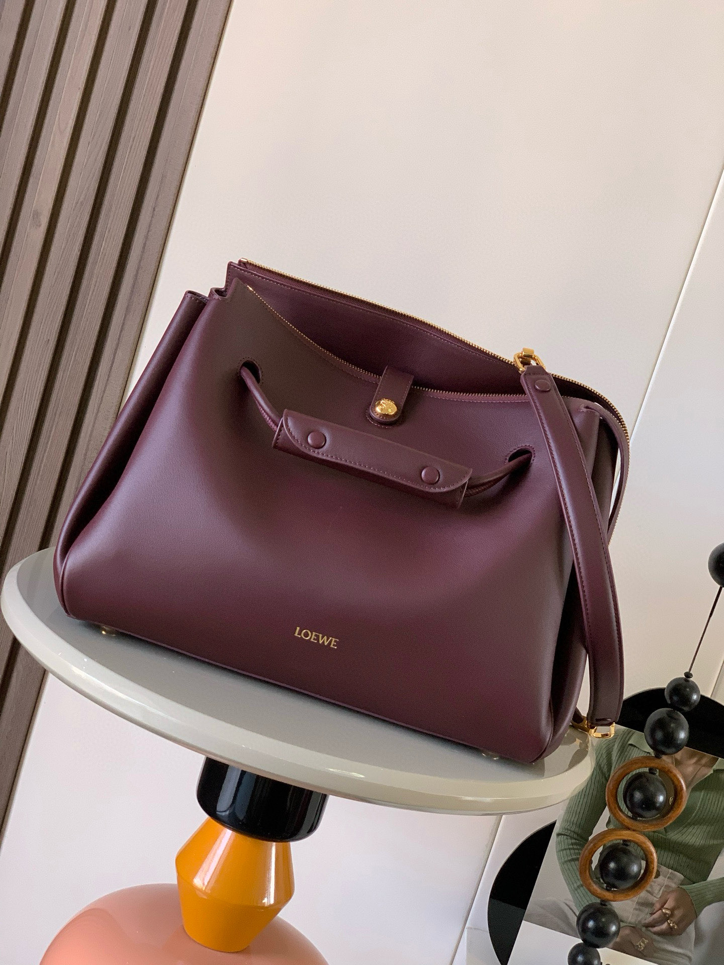 NO:406375,Large soft cowhide leather Madrid handbags Madrid has a soft structure and a trapezoidal shape with an adjustable handle and a Pebble magnetic buckle This large version is made of soft cowhide leather with a shoulder, crossbody or portable *Adjustable shoulder straps, paired with leather extension straps *AnagramPebble magnetic buckle zipper closure *One zipper inner bag *Anagram Pebble metal foot nails *Napa sheepskin lining Size 33CM~24CM~12.5CM Model number 9148 Color Burgundy red, Loewe, cowhide, sheepskin19860909大号柔软牛皮革 Madrid手袋Madrid 具有柔软的结构感梯形造型采用角撑设计,搭配可调节提手和 Pebble 磁扣此大号版本采用柔软牛皮革制成*可肩背、斜挎或手提*可调节肩带,搭配皮革延长带 *AnagramPebble 磁扣开合拉链开合*一个拉链内袋 *Anagram Pebble金属脚钉*纳帕羊皮革衬里 尺寸33CM～24CM～12.5CM 款号9148 颜色勃艮第红,罗意威,loewe,cowhide,sheepskin,Bag