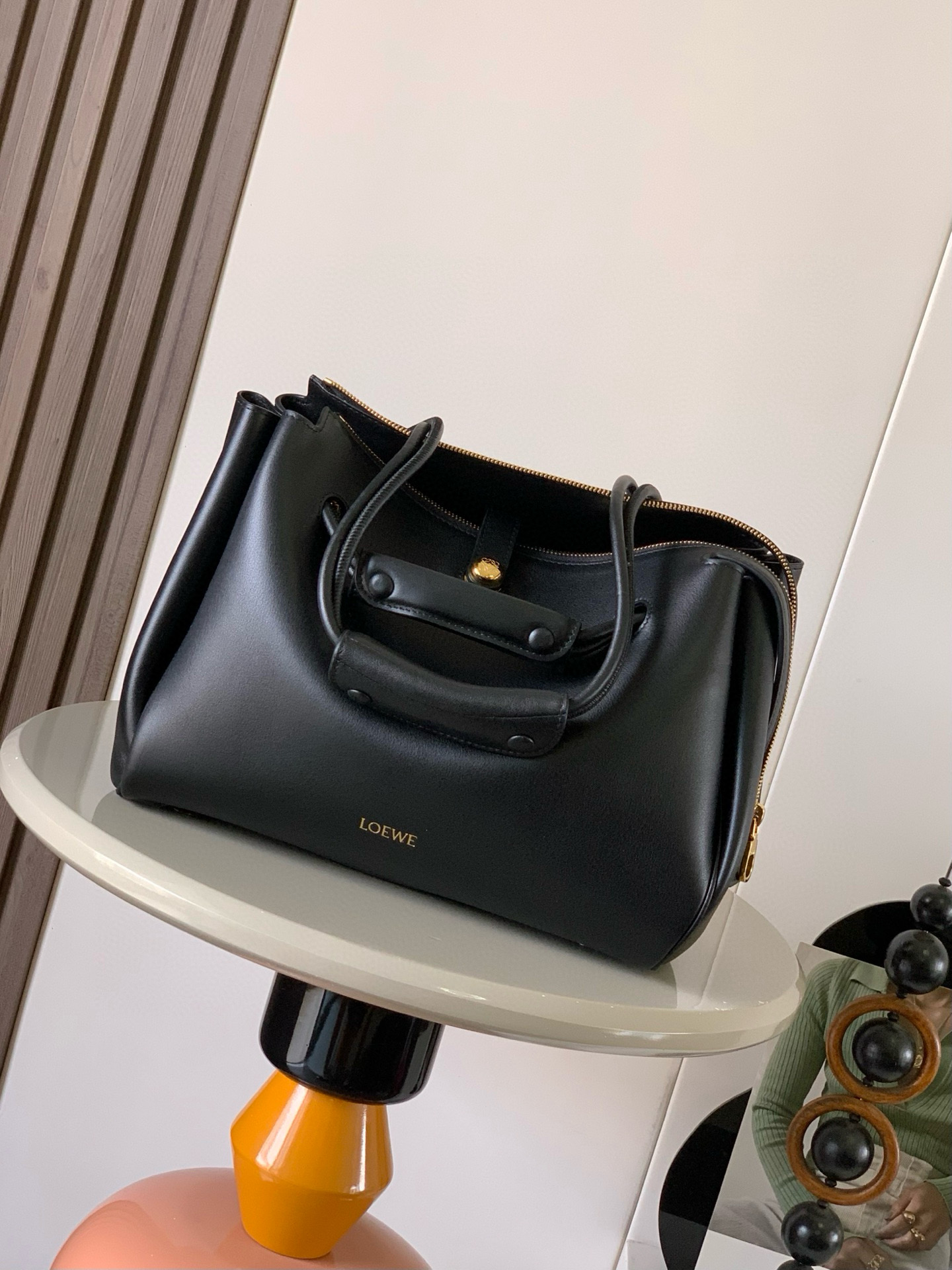 NO:406395,Medium soft cowhide leather Madrid handbags Madrid has a soft structure and a trapezoidal shape with an adjustable handle and a Pebble magnetic buckle This medium version is made of soft cowhide leather with a shoulder, crossbody or portable *adjustable shoulder straps, paired with leather extension straps *AnagramPebble magnetic buckle zipper closure *One zipper inner bag *Anagram Pebble metal foot nails *Napa sheepskin lining Size 28.5CM~23CM~11CM Model No. 9147 Color black, Loewe, cowhide, sheepskin19860909中号柔软牛皮革 Madrid手袋Madrid 具有柔软的结构感梯形造型采用角撑设计,搭配可调节提手和 Pebble 磁扣此中号版本采用柔软牛皮革制成*可肩背、斜挎或手提*可调节肩带,搭配皮革延长带 *AnagramPebble 磁扣开合拉链开合*一个拉链内袋 *Anagram Pebble金属脚钉*纳帕羊皮革衬里 尺寸28.5CM～23CM～11CM 款号9147 颜色黑色,罗意威,loewe,cowhide,sheepskin,Bag