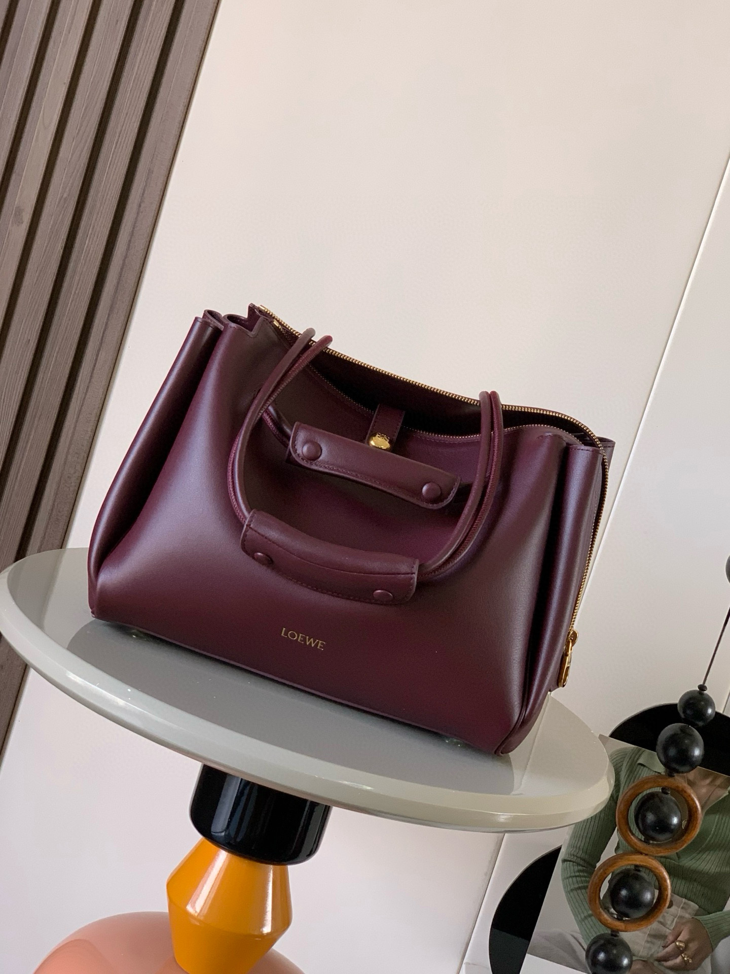 NO:406400,Medium soft cowhide leather Madrid handbags Madrid has a soft structure and a trapezoidal shape with an adjustable handle and a Pebble magnetic buckle This medium version is made of soft cowhide leather with a shoulder-back, crossbody or hand-held* adjustable shoulder straps, paired with leather extension straps *AnagramPebble magnetic buckle zipper closure *One zipper inner bag *Anagram Pebble metal foot nails *Napa sheepskin lining Size 28.5CM~23CM~11CM Model No. 9147 Color Burgundy red, Loewe, cowhide, sheepskin19860909中号柔软牛皮革 Madrid手袋Madrid 具有柔软的结构感梯形造型采用角撑设计,搭配可调节提手和 Pebble 磁扣此中号版本采用柔软牛皮革制成*可肩背、斜挎或手提*可调节肩带,搭配皮革延长带 *AnagramPebble 磁扣开合拉链开合*一个拉链内袋 *Anagram Pebble金属脚钉*纳帕羊皮革衬里 尺寸28.5CM～23CM～11CM 款号9147 颜色勃艮地红,罗意威,loewe,cowhide,sheepskin,Bag