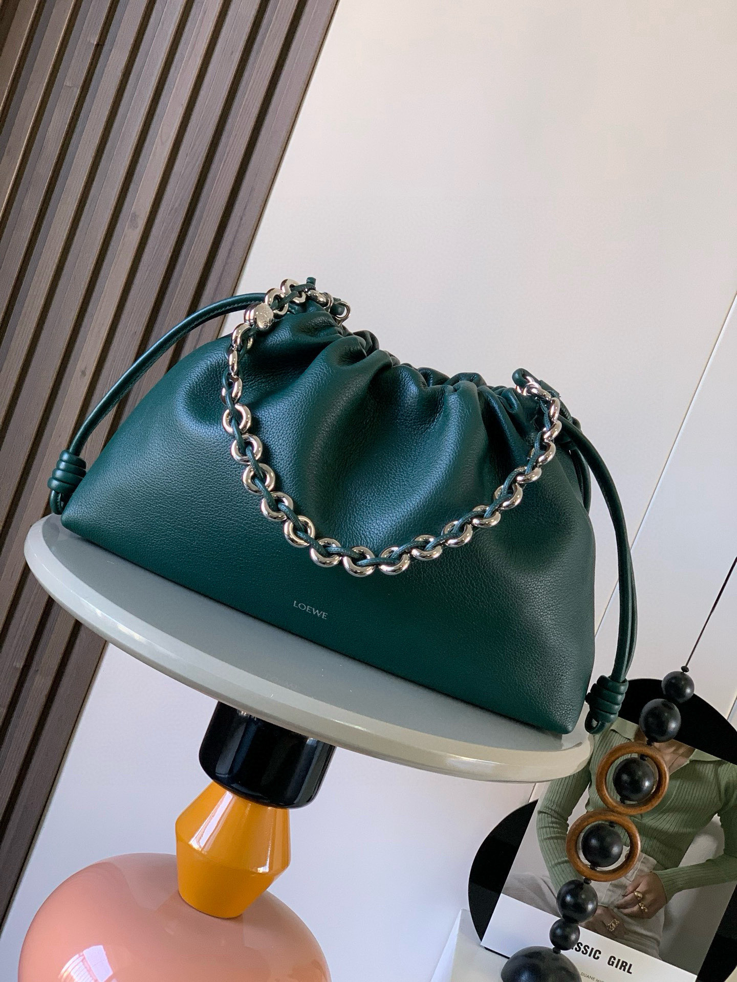 NO:406424,New large deer leather Flamenco Purse clutch Flamenco Purse is made of pleated design on the sides with iconic knots This large version is made of deer leather. *Shoulder back, crossbody or hand-held *Removable adjustable leather shoulder straps *wear-resistant, soft and shiny Removable donut chain trim with Anagram Pebble *Magnetic buckle closure *Suede lining *LOEWE silver sizing 41cm~9cm~26cm Color evergreen deer leather Model number 9088, Loewe, loewe, loewe, handbag19860909新款大号鹿皮革 Flamenco Purse 手拿包Flamenco Purse 采用褶皱设计侧面搭配标志性绳结此大号版本采用鹿皮革制成.＊可肩背、斜挎或手提＊可拆卸可调节皮革肩带＊耐磨耐造又软又有光泽可拆卸甜甜圈链条饰有 Anagram Pebble ＊磁扣开合＊绒面革衬里＊ LOEWE 烫银 尺寸41cm～9cm～26cm 颜色常青绿鹿皮 款号9088,罗意威,loewe,loewe,handbag,Bag