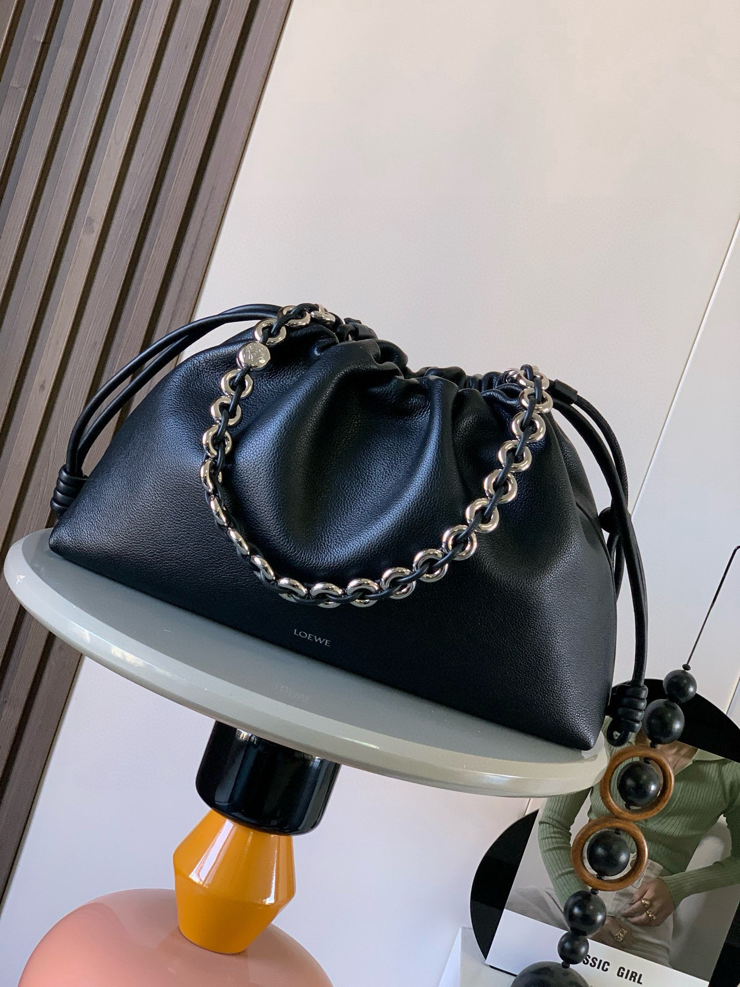 NO:406429,New large deer leather Flamenco Purse clutch Flamenco Purse is made of pleated design on the sides with iconic knots This large version is made of deer leather. *Shoulder back, crossbody or hand-held *Removable adjustable leather shoulder straps *wear-resistant, soft and shiny Removable donut chain trim with Anagram Pebble *Magnetic buckle closure *Suede lining *LOEWE silver sizing 41cm~9cm~26cm Color black deer leather Model number 9088, Loewe, loewe, loewe, handbag19860909新款大号鹿皮革 Flamenco Purse 手拿包Flamenco Purse 采用褶皱设计侧面搭配标志性绳结此大号版本采用鹿皮革制成.＊可肩背、斜挎或手提＊可拆卸可调节皮革肩带＊耐磨耐造又软又有光泽可拆卸甜甜圈链条饰有 Anagram Pebble ＊磁扣开合＊绒面革衬里＊ LOEWE 烫银 尺寸41cm～9cm～26cm 颜色黑色鹿皮 款号9088,罗意威,loewe,loewe,handbag,Bag