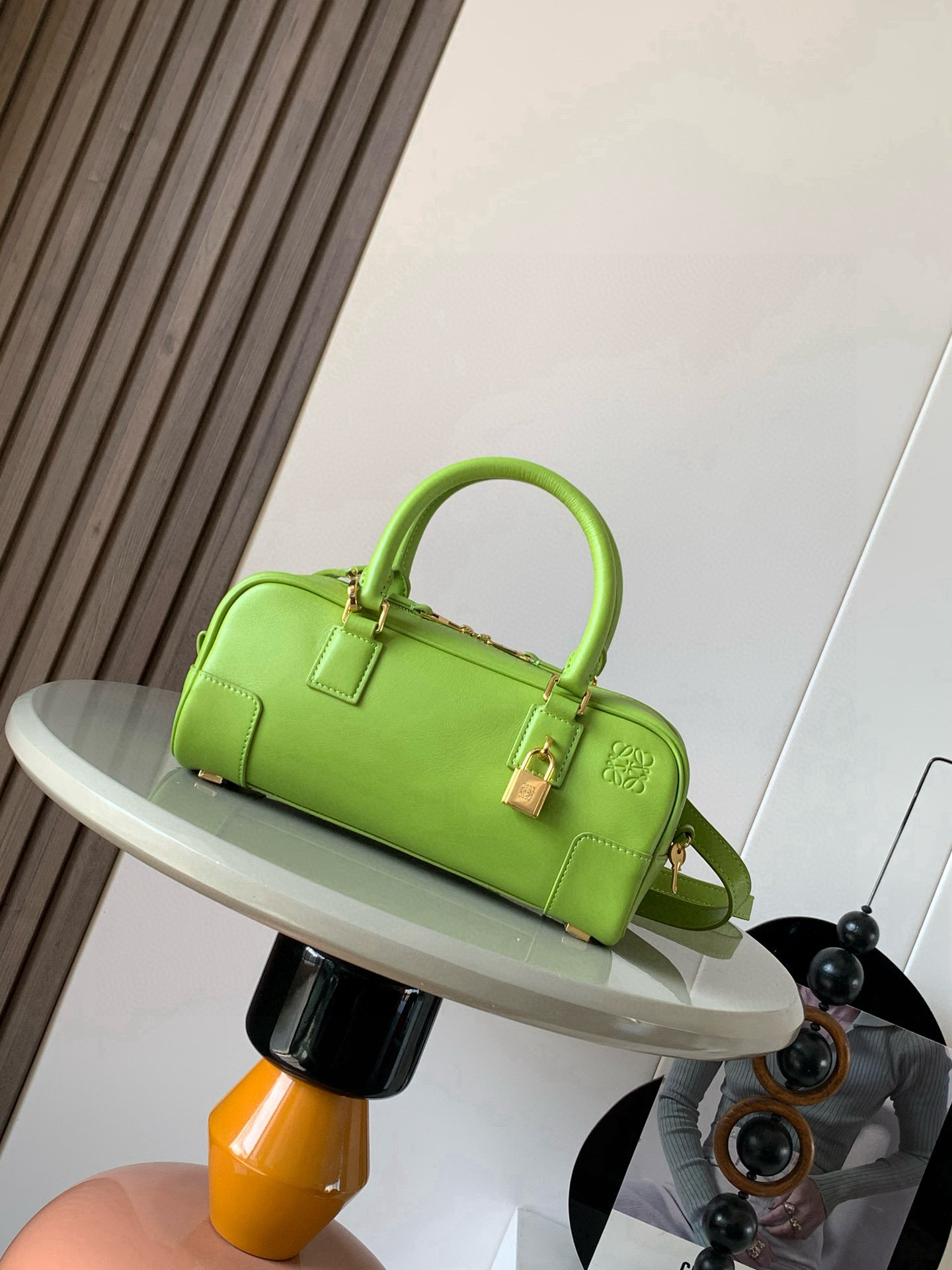 NO:406465,New celebrity handbag Amazona is the iconic handbag originally launched by LOEWE in the 1970s, with exquisite proportions and key details including Anagram engraved padlock short model made of Napa cowhide leather * shoulder-mounted, cross-body or hand-held * removable adjustable shoulder strap * Zipper opening and closing, cowhide zipper head * One internal zipper compartment and one insert bag, one padlock key storage bag * The bottom of the bag is protected by metal foot nails * Gold suede lining * Anagram embossed Size 23cm ~ 10cm ~ 11cm Model number 9085 Color grass green, Loewe, loewe, loewe, cowhide19860909新款明星同款手袋 Amazona 是 LOEWE 最初于1970年代推出的标志性手袋,采用精致比例和关键细节包括 Anagram 镌刻挂锁短款以纳帕牛皮革打造而成＊可肩背、斜挎或手提＊可拆卸可调节肩带＊拉链开合,牛皮革拉链头＊一个内部拉链隔层一个插袋,一个挂锁钥匙收纳袋＊包底以金属脚钉保护＊金色绒面革衬里* Anagram 压纹 尺寸23cm～10cm～11cm 款号9085 颜色草地绿,罗意威,loewe,loewe,cowhide,Bag