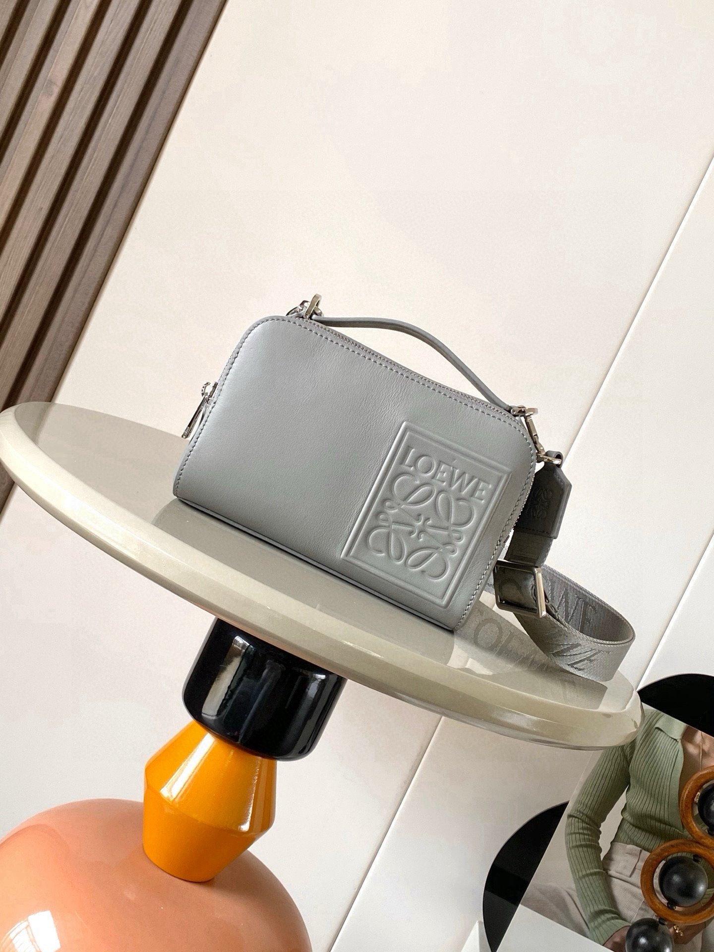 NO:406445,Satin cowhide leather mini camera crossbody bag meets your multifunctional needs. This mini camera bag is made of satin cowhide leather and is smooth in texture, showing the high-quality mini camera crossbody bag design is compact and practical, with two zipper compartments to facilitate storage of cameras and other small objects, whether for travel or daily use, it can meet your needs. At the same time, it can adjust and detachable shoulder straps and top handle design, allowing you to choose a crossbody or carry method according to your needs, and also a flexible way to carry it flexibly. In addition to practicality, this camera bag also pays attention to details. The insert bag design is convenient for storing small objects. Herringbone cotton canvas lining protects the camera from scratches. Anagram embossed patch, as a brand logo, adds a touch of luxury to the camera bag. Not only is it a practical photography accessory, but also a fashionable and fashionable item, making it your fashion logo, showing the perfect combination of personality and taste. Size 18CM~13CM~8.5CM  Model number 9111 Color silver gray, Loewe, scatchels, crossbody bags, cowhide19860909缎面牛皮革迷你相机斜挎包满足你的多功能需求,这款迷你相机包采用缎面牛皮革制成质感柔滑,展现出高级品质迷你相机斜挎包设计紧凑实用,设有两个拉链隔层,方便存放相机和其他小物件无论是旅行还是日常使用,都能满足你的需求同时,可调整可拆卸肩带和顶部提手设计,让你可以根据需要选择斜挎或手提方式灵活携带除了实用性,这款相机包还注重细节.插袋设计方便存放小物件人字纹棉质帆布衬里保护相机免受刮擦.Anagram压纹贴片作为品牌标志,为相机包增添了一丝奢华感不仅是一款实用的摄影配件,更是一件时尚的潮流单品让它成为你的时尚标志,展现个性与品味的完美结合 尺寸18CM~13CM~8.5CM 款号9111 颜色银灰,罗意威,loewe,satchels,crossbody bags,cowhide,Bag