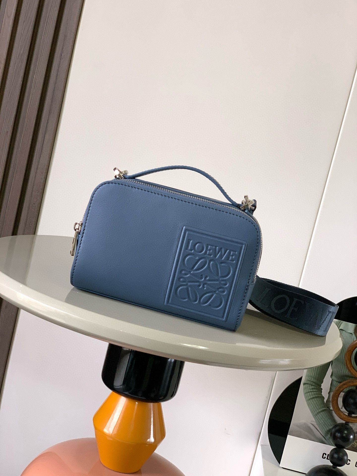 NO:406443,Satin cowhide leather mini camera crossbody bag meets your multifunctional needs. This mini camera bag is made of satin cowhide leather and is smooth in texture, showing the high-quality mini camera crossbody bag design is compact and practical, with two zipper compartments to facilitate storage of cameras and other small objects, whether for travel or daily use, and can meet your needs. At the same time, the removable shoulder strap and top handle design can allow you to choose a crossbody or carry method according to your needs. Flexible carrying is not only practical, but also a beautiful combination of personality and taste. Size 18CM~13CM~8.5CM  Model number 9111 Color indigo, Loewe, scatchels, crossbody bags, cowhide19860909缎面牛皮革迷你相机斜挎包 满足你的多功能需求,这款迷你相机包采用缎面牛皮革制成质感柔滑,展现出高级品质迷你相机斜挎包设计紧凑实用,设有两个拉链隔层,方便存放相机和其他小物件无论是旅行还是日常使用,都能满足你的需求同时,可调整可拆卸肩带和顶部提手设计,让你可以根据需要选择斜挎或手提方式,灵活携带除了实用性,这款相机包还注重细节.插袋设计方便存放小物件人字纹棉质帆布衬里保护相机免受刮擦.Anagram压纹贴片作为品牌标志,为相机包增添了一丝奢华感不仅是一款实用的摄影配件,更是一件时尚的潮流单品让它成为你的时尚标志,展现个性与品味的完美结合 尺寸18CM~13CM~8.5CM 款号9111 颜色靛蓝色,罗意威,loewe,satchels,crossbody bags,cowhide,Bag