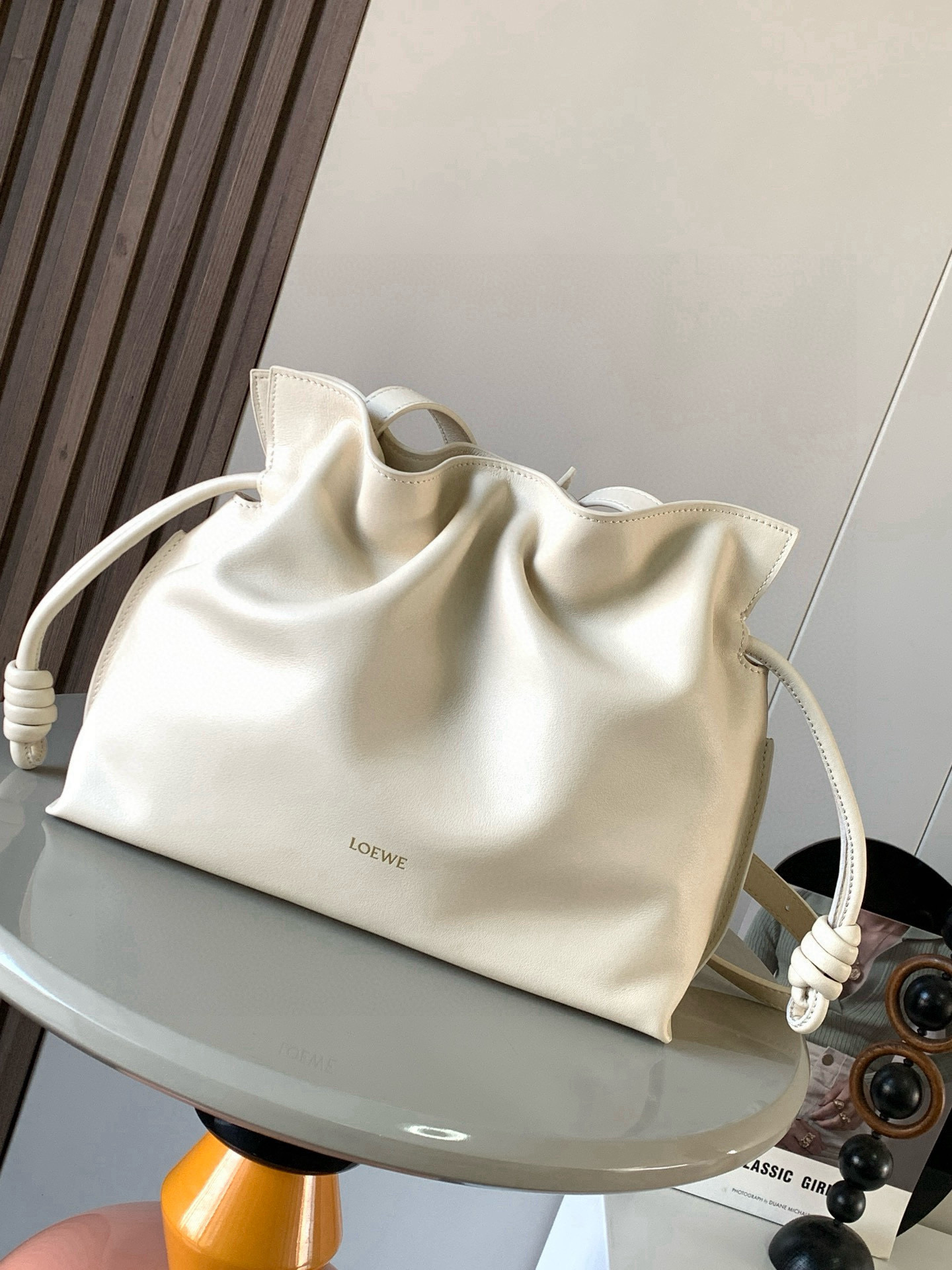 NO:406467,The new version of Mengfu bag 30CM new Napa cowhide leather Flamenco clutch bag is tightened with drawstring and the iconic coiled knot. This version is made of Napa cowhide leather. It has to be said that this brand shows the softness and pragmatism of the leather to the fullest on Flamenco Knot. It can be said that you want to have a perfect combination of drawstring bag and tote bag in Flamenco Knot, bringing a different feeling to girls. Although it looks simple and cannot be simple, it is also very special. The name of this bag is the same as the Spanish Gypsy Franmingo dance. This happens to represent the casual and elegant design style. The leather is smooth Spanish calfskin, which feels very soft, and the reverse suede leather lining is very solid and scratch-resistant. It has a very high exposure in street photography, and it can be used as a shoulder.  The bag can also be used as a drawstring design with a tote bag, as well as loading with soft leather, which makes the rope smoother and smoother, and is very suitable for work or leisure. Size 30CM~24.5CM~10.5CM Model No. 9043 New model Color Angela White, Loewe, loewe, totes, handbag, cowhide19860909新版梦福袋30CM新款纳帕牛皮革Flamenco手拿包福袋采用拉绳收紧,并打上标志性的盘绕结这个版本采用纳帕牛皮革制成不得不说,这个品牌将皮质的柔软和实用主义都在Flamenco Knot上展现得淋漓尽致可以说是想要什么感觉都能在Flamenco Knot中找到了将抽绳包和托特包完美结合,带给女生们不一样的感觉虽然看上去简单不能再简单,但又很特别,随性有范这款包的名字与西班牙吉卜赛人的弗朗明戈舞蹈同名这恰好也代表着罗意威随性优雅又个性洒脱的设计风格皮料是光滑的西班牙小牛皮,手感特别软,反绒面皮革里衬很扎实耐刮,街拍中曝光率极高的它,除了可作shoulder bag亦可作手提袋特色的拉绳设计,以及柔软皮革加载,拉紧绳索更显流畅线条,无论上班或休闲都非常得宜 尺寸30CM~24.5CM~10.5CM 款号9043 新款 颜色安格拉白,罗意威,loewe,totes,handbag,cowhide,Bag