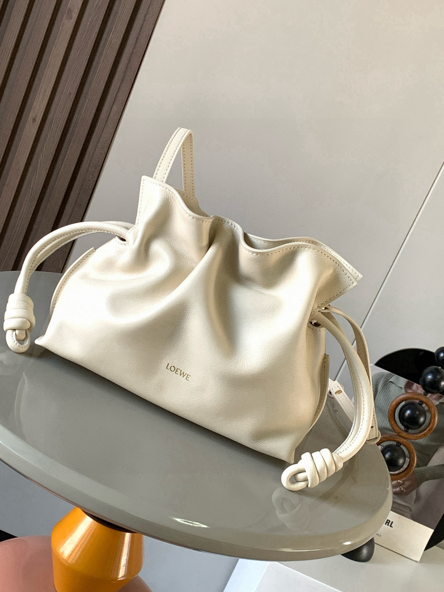 NO:406473,The new version of the lucky bag mini 23CM new Napa cowhide leather Flamenco clutch bag is tightened with drawstring and the iconic coiled knot. This version is made of Napa cowhide leather. It has to be said that this brand shows the softness and pragmatism of the leather to the fullest on Flamenco Knot. It can be said that you want to have a perfect combination of drawstring bag and tote bag in Flamenco Knot, bringing a different feeling to girls. Although it looks simple and cannot be simple, it is also very special. The name of this bag is the same as the Spanish Gypsy Franmingo dance. This happens to represent the casual and elegant design style. The leather is smooth Spanish calfskin, which feels very soft, and the reverse suede leather lining is very solid and scratch-resistant. It has a very high exposure in street photography, in addition to being a shoulder  The bag can also be used as a drawstring design with a tote bag, as well as loading with soft leather, which makes the rope smoother and smoother, and is very suitable for work or leisure. Size 23CM~18CM~9CM Model number 9044 New model Color Angela White, Loewe, totes, handbag, cowhide19860909新版本福袋迷你23CM新款纳帕牛皮革Flamenco手拿包福袋采用拉绳收紧,并打上标志性的盘绕结这个版本采用纳帕牛皮革制成不得不说,这个品牌将皮质的柔软和实用主义都在Flamenco Knot上展现得淋漓尽致可以说是想要什么感觉都能在Flamenco Knot中找到了将抽绳包和托特包完美结合,带给女生们不一样的感觉虽然看上去简单不能再简单,但又很特别,随性有范这款包的名字与西班牙吉卜赛人的弗朗明戈舞蹈同名这恰好也代表着罗意威随性优雅又个性洒脱的设计风格皮料是光滑的西班牙小牛皮,手感特别软,反绒面皮革里衬很扎实耐刮,街拍中曝光率极高的它,除了可作shoulder bag亦可作手提袋特色的拉绳设计,以及柔软皮革加载,拉紧绳索更显流畅线条,无论上班或休闲都非常得宜 尺寸23CM~18CM~9CM 款号9044 新款 颜色安格拉白,罗意威,loewe,totes,handbag,cowhide,Bag