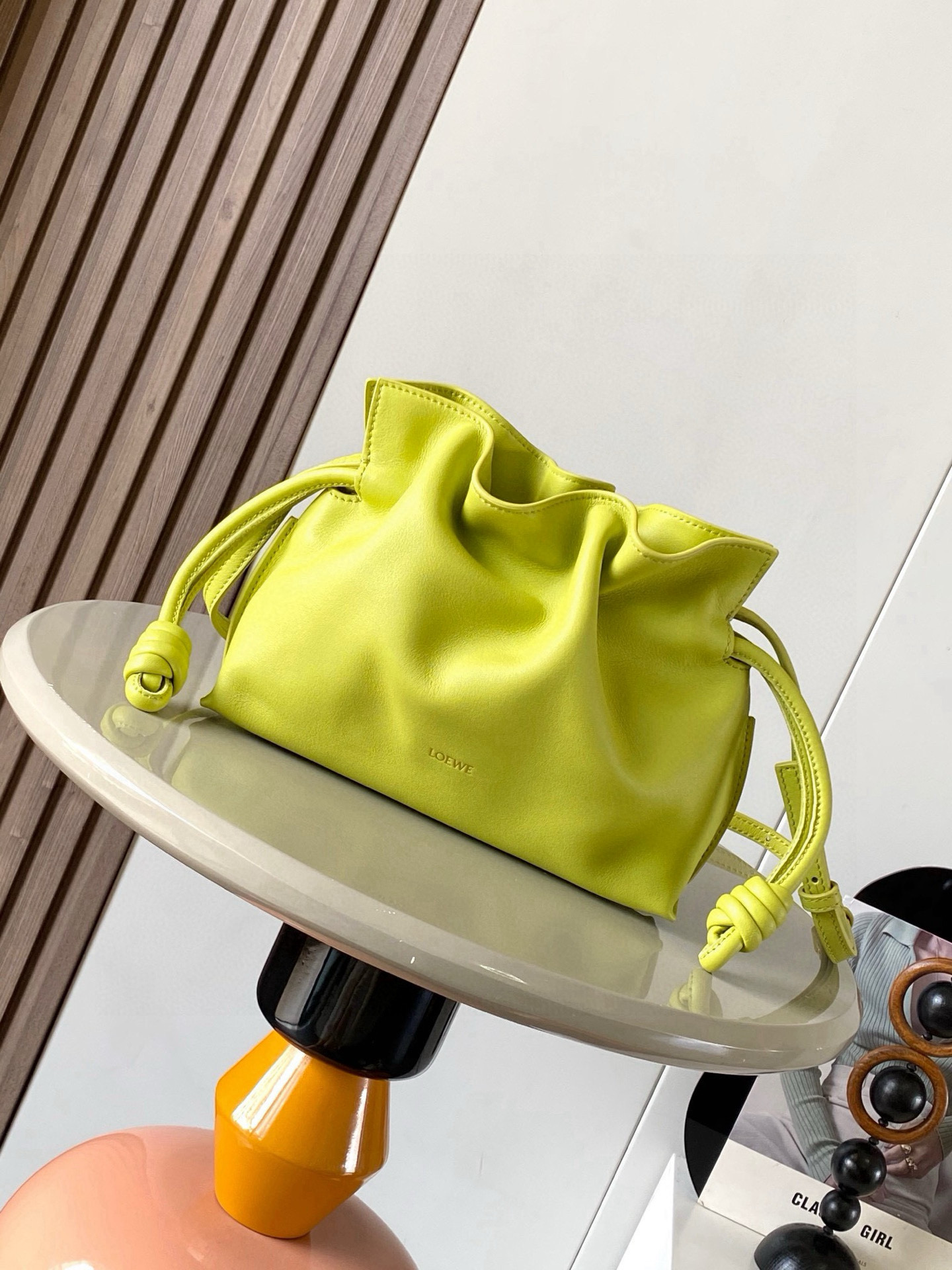 NO:406509,The new version of the lucky bag mini 23CM new Napa cowhide leather Flamenco clutch bag is tightened with drawstring and the iconic coiled knot. This version is made of Napa cowhide leather. It has to be said that this brand shows the softness and pragmatism of the leather to the fullest on Flamenco Knot. It can be said that you want to have a perfect combination of drawstring bag and tote bag in Flamenco Knot, bringing a different feeling to girls. Although it looks simple and cannot be simple, it is also very special. The name of this bag is the same as the Spanish Gypsy Franmingo dance. This happens to represent the casual and elegant design style. The leather is smooth Spanish calfskin, which feels very soft, and the reverse suede leather lining is very solid and scratch-resistant. It has a very high exposure in street photography, in addition to being a shoulder  The bag can also be used as a drawstring design with a tote bag, as well as loading with soft leather, which makes the rope smoother and smoother, and is very suitable for work or leisure. Size 23CM~18CM~9CM Model number 9044 Color honey mustard yellow, Luo Yiwei, loewe, totes, handbag, cowhide19860909新版本福袋迷你23CM新款纳帕牛皮革Flamenco手拿包福袋采用拉绳收紧,并打上标志性的盘绕结这个版本采用纳帕牛皮革制成不得不说,这个品牌将皮质的柔软和实用主义都在Flamenco Knot上展现得淋漓尽致可以说是想要什么感觉都能在Flamenco Knot中找到了将抽绳包和托特包完美结合,带给女生们不一样的感觉虽然看上去简单不能再简单,但又很特别,随性有范这款包的名字与西班牙吉卜赛人的弗朗明戈舞蹈同名这恰好也代表着罗意威随性优雅又个性洒脱的设计风格皮料是光滑的西班牙小牛皮,手感特别软,反绒面皮革里衬很扎实耐刮,街拍中曝光率极高的它,除了可作shoulder bag亦可作手提袋特色的拉绳设计,以及柔软皮革加载,拉紧绳索更显流畅线条,无论上班或休闲都非常得宜 尺寸23CM~18CM~9CM 款号9044 颜色蜂蜜芥黄,罗意威,loewe,totes,handbag,cowhide,Bag