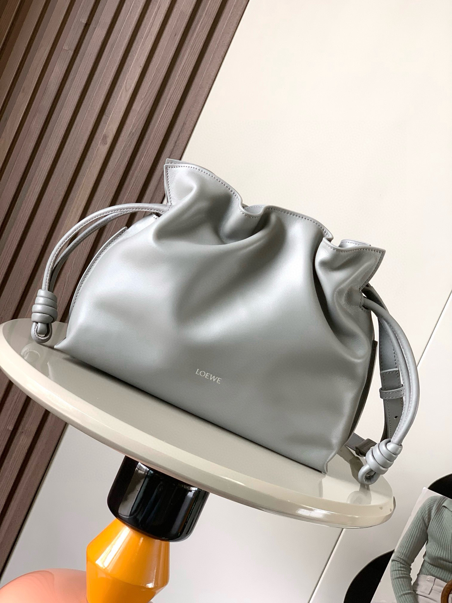 NO:406486,The new version of Mengfu bag 30CM new Napa cowhide leather Flamenco clutch bag is tightened with drawstring and the iconic coiled knot. This version is made of Napa cowhide leather. It has to be said that this brand shows the softness and pragmatism of the leather to the fullest on Flamenco Knot. It can be said that you want to have a perfect combination of drawstring bag and tote bag in Flamenco Knot, bringing a different feeling to girls. Although it looks simple and cannot be simple, it is also very special. The name of this bag is the same as the Spanish Gypsy Franmingo dance. This happens to represent the casual and elegant design style. The leather is smooth Spanish calf leather. The touch is very soft, the reverse suede leather lining is very solid and scratch-resistant. It has a very high exposure in street photography, and it can be used as a shoulder.  The bag can also be used as a drawstring design with a tote bag, as well as loading with soft leather, which makes the rope smoother and smoother, and is very suitable for work or leisure. Size 30CM~24.5CM~10.5CM Model number 9043 Color asphalt gray silver buckle, Loewe, totes, handbag, cowhide19860909新版梦福袋30CM新款纳帕牛皮革Flamenco手拿包福袋采用拉绳收紧,并打上标志性的盘绕结这个版本采用纳帕牛皮革制成不得不说,这个品牌将皮质的柔软和实用主义都在Flamenco Knot上展现得淋漓尽致可以说是想要什么感觉都能在Flamenco Knot中找到了将抽绳包和托特包完美结合,带给女生们不一样的感觉虽然看上去简单不能再简单,但又很特别,随性有范这款包的名字与西班牙吉卜赛人的弗朗明戈舞蹈同名这恰好也代表着罗意威随性优雅又个性洒脱的设计风格皮料是光滑的西班牙小牛皮手感特别软,反绒面皮革里衬很扎实耐刮,街拍中曝光率极高的它,除了可作shoulder bag亦可作手提袋特色的拉绳设计,以及柔软皮革加载,拉紧绳索更显流畅线条,无论上班或休闲都非常得宜 尺寸30CM~24.5CM~10.5CM 款号9043 颜色沥青灰银扣,罗意威,loewe,totes,handbag,cowhide,Bag