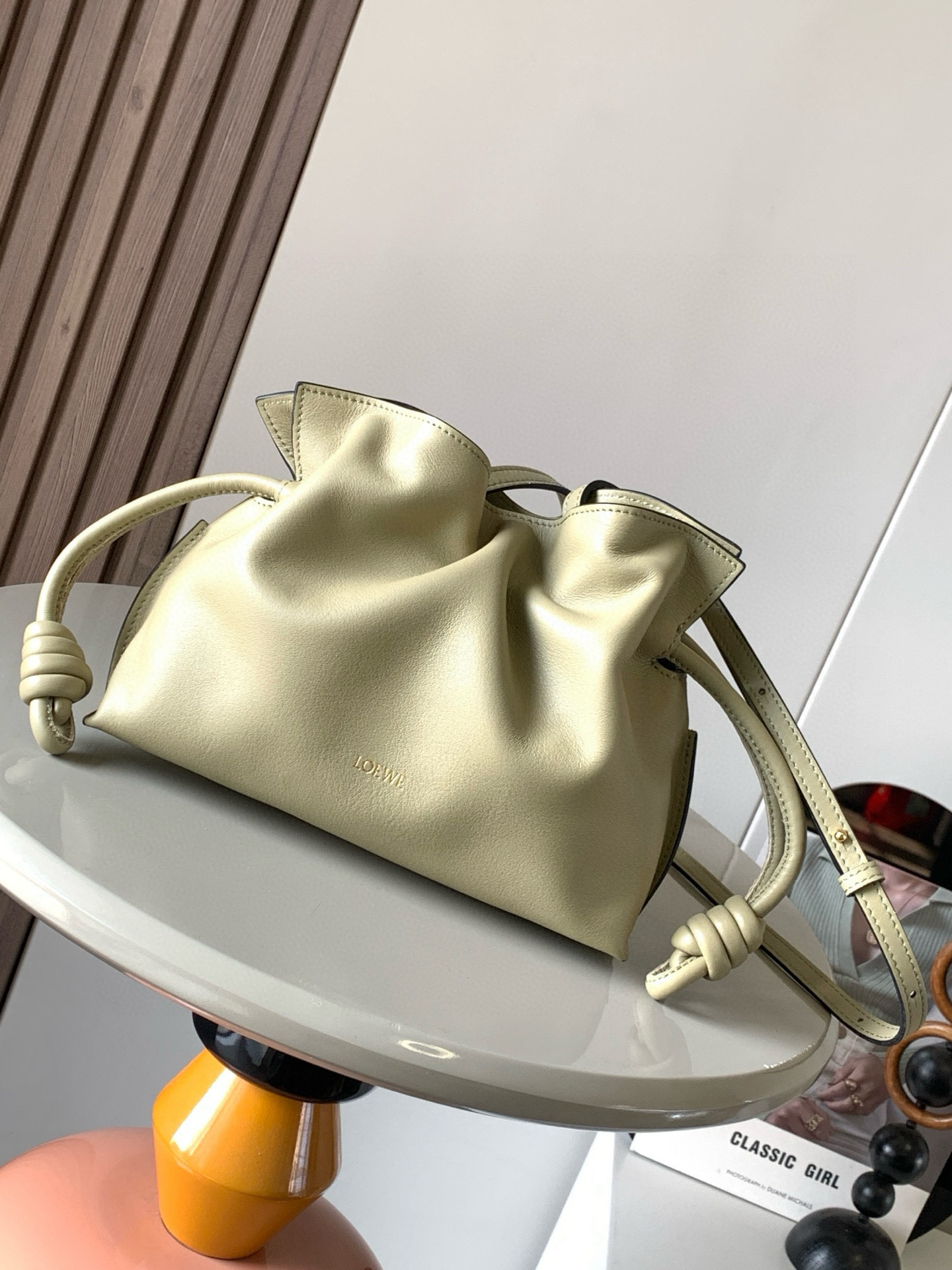 NO:406501,The new version of the lucky bag mini 23CM new Napa cowhide leather Flamenco clutch bag is tightened with drawstring and the iconic coiled knot. This version is made of Napa cowhide leather. It has to be said that this brand shows the softness and pragmatism of the leather to the fullest on Flamenco Knot. It can be said that you want to have a perfect combination of drawstring bag and tote bag in Flamenco Knot, bringing a different feeling to girls. Although it looks simple and cannot be simple, it is also very special. The name of this bag is the same as the Spanish Gypsy Franmingo dance. This happens to represent the casual and elegant design style. The leather is smooth Spanish calfskin, which feels very soft, and the reverse suede leather lining is very solid and scratch-resistant. It has a very high exposure in street photography, in addition to being a shoulder  The bag can also be used as a drawstring design with a tote bag, as well as loading soft leather, which makes the rope smoother and smoother, and is very suitable for work or leisure. Size 23CM~18CM~9CM Model No. 9044 New model Color clay green, Loewe, totes, handbag, cowhide19860909新版本福袋迷你23CM新款纳帕牛皮革Flamenco手拿包福袋采用拉绳收紧,并打上标志性的盘绕结这个版本采用纳帕牛皮革制成不得不说,这个品牌将皮质的柔软和实用主义都在Flamenco Knot上展现得淋漓尽致可以说是想要什么感觉都能在Flamenco Knot中找到了将抽绳包和托特包完美结合,带给女生们不一样的感觉虽然看上去简单不能再简单,但又很特别,随性有范这款包的名字与西班牙吉卜赛人的弗朗明戈舞蹈同名这恰好也代表着罗意威随性优雅又个性洒脱的设计风格皮料是光滑的西班牙小牛皮,手感特别软,反绒面皮革里衬很扎实耐刮,街拍中曝光率极高的它,除了可作shoulder bag亦可作手提袋特色的拉绳设计,以及柔软皮革加载,拉紧绳索更显流畅线条,无论上班或休闲都非常得宜 尺寸23CM~18CM~9CM 款号9044 新款 颜色粘土绿,罗意威,loewe,totes,handbag,cowhide,Bag