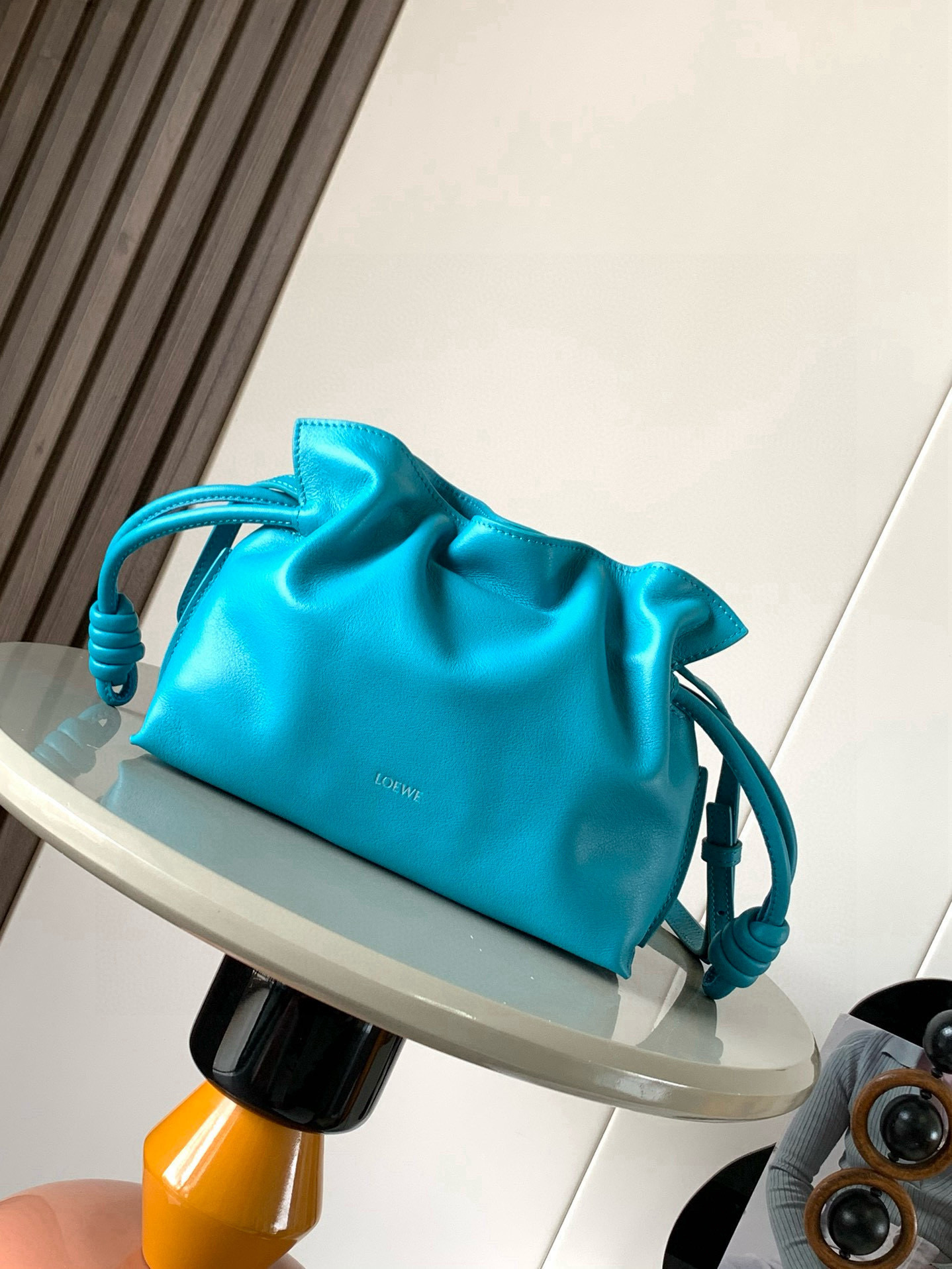 NO:406568,The new version of the lucky bag mini 23CM new Napa cowhide leather Flamenco clutch bag is tightened with drawstring and the iconic coiled knot. This version is made of Napa cowhide leather. It has to be said that this brand shows the softness and pragmatism of the leather to the fullest on Flamenco Knot. It can be said that you want to have a perfect combination of drawstring bag and tote bag in Flamenco Knot, bringing a different feeling to girls. Although it looks simple and cannot be simple, it is also very special. The name of this bag is the same as the Spanish Gypsy Franmingo dance. This happens to represent the casual and elegant design style. The leather is smooth Spanish calfskin, which feels very soft, and the reverse suede leather lining is very solid and scratch-resistant. It has a very high exposure in street photography, in addition to being a shoulder  The bag can also be used as a drawstring design with a tote bag, as well as loading with soft leather, which makes the rope smoother and smoother, which is very suitable for work or leisure. Size 23CM~18CM~9CM Model number 9044 Color dark turquoise, Loewe, totes, handbag, cowhide19860909新版本福袋迷你23CM新款纳帕牛皮革Flamenco手拿包福袋采用拉绳收紧,并打上标志性的盘绕结这个版本采用纳帕牛皮革制成不得不说,这个品牌将皮质的柔软和实用主义都在Flamenco Knot上展现得淋漓尽致可以说是想要什么感觉都能在Flamenco Knot中找到了将抽绳包和托特包完美结合,带给女生们不一样的感觉虽然看上去简单不能再简单,但又很特别,随性有范这款包的名字与西班牙吉卜赛人的弗朗明戈舞蹈同名这恰好也代表着罗意威随性优雅又个性洒脱的设计风格皮料是光滑的西班牙小牛皮,手感特别软,反绒面皮革里衬很扎实耐刮,街拍中曝光率极高的它,除了可作shoulder bag亦可作手提袋特色的拉绳设计,以及柔软皮革加载,拉紧绳索更显流畅线条,无论上班或休闲都非常得宜 尺寸23CM~18CM~9CM 款号9044 颜色深绿松石色,罗意威,loewe,totes,handbag,cowhide,Bag