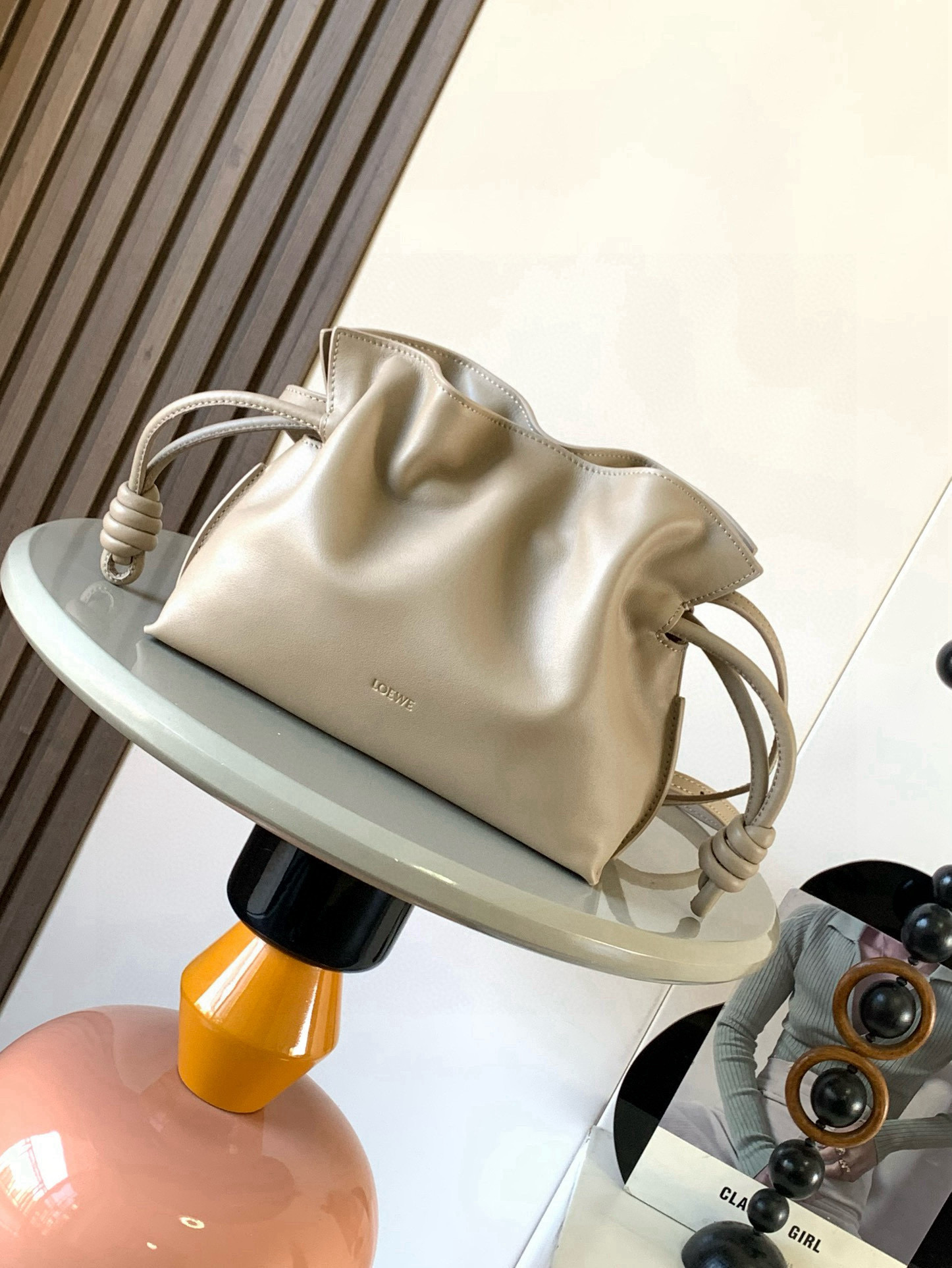 NO:406529,The new version of the lucky bag mini 23CM new Napa cowhide leather Flamenco clutch bag is tightened with drawstring and the iconic coiled knot. This version is made of Napa cowhide leather. It has to be said that this brand shows the softness and pragmatism of the leather to the fullest on Flamenco Knot. It can be said that you want to have a perfect combination of drawstring bag and tote bag in Flamenco Knot, bringing a different feeling to girls. Although it looks simple and cannot be simple, it is also very special. The name of this bag is the same as the Spanish Gypsy Franmingo dance. This happens to represent the casual and elegant design style. The leather is smooth Spanish calfskin, which feels very soft, and the reverse suede leather lining is very solid and scratch-resistant. It has a very high exposure in street photography, in addition to being a shoulder  The bag can also be used as a drawstring design with a tote bag, as well as loading with soft leather, which makes the rope smoother and smoother, and is very suitable for work or leisure. Size 23CM~18CM~9CM Model number 9044 Color Earl Gravel, Loewe, Piaget, totes, handbag, cowhide19860909新版本福袋迷你23CM新款纳帕牛皮革Flamenco手拿包福袋采用拉绳收紧,并打上标志性的盘绕结这个版本采用纳帕牛皮革制成不得不说,这个品牌将皮质的柔软和实用主义都在Flamenco Knot上展现得淋漓尽致可以说是想要什么感觉都能在Flamenco Knot中找到了将抽绳包和托特包完美结合,带给女生们不一样的感觉虽然看上去简单不能再简单,但又很特别,随性有范这款包的名字与西班牙吉卜赛人的弗朗明戈舞蹈同名这恰好也代表着罗意威随性优雅又个性洒脱的设计风格皮料是光滑的西班牙小牛皮,手感特别软,反绒面皮革里衬很扎实耐刮,街拍中曝光率极高的它,除了可作shoulder bag亦可作手提袋特色的拉绳设计,以及柔软皮革加载,拉紧绳索更显流畅线条,无论上班或休闲都非常得宜 尺寸23CM~18CM~9CM 款号9044 颜色伯爵砂砾色,罗意威,loewe,piaget,totes,handbag,cowhide,Bag