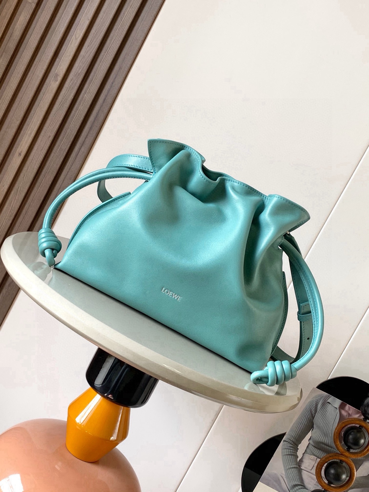 NO:406544,The new version of Mengfu bag 30CM new Napa cowhide leather Flamenco clutch bag is tightened with drawstring and the iconic coiled knot is made of this version. This version is made of Napa cowhide leather. It has to be said that this brand shows the softness and pragmatism of the leather to the fullest on Flamenco Knot. It can be said that you want to have a perfect combination of drawstring bag and tote bag in Flamenco Knot, bringing a different feeling to girls. Although it looks simple and cannot be simple, it is also very special. The name of this bag is the same as the Spanish Gypsy Franmingo dance. This happens to represent the casual and elegant design style. The leather is smooth. The Spanish calf leather feels very soft. The reverse suede leather lining is very solid and scratch-resistant. It has a very exposure in street photography, and it can be used as a shoulder.  The bag can also be used as a drawstring design with a tote bag, as well as loading with soft leather, which makes the rope smoother and smoother, and is very suitable for work or leisure. Size 30CM~24.5CM~10.5CM Model number 9043 Color water blue, Loewe, totes, handbag, cowhide19860909新版梦福袋30CM新款纳帕牛皮革Flamenco手拿包福袋采用拉绳收紧,并打上标志性的盘绕结这个版本采用纳帕牛皮革制成不得不说,这个品牌将皮质的柔软和实用主义都在Flamenco Knot上展现得淋漓尽致可以说是想要什么感觉都能在Flamenco Knot中找到了将抽绳包和托特包完美结合,带给女生们不一样的感觉虽然看上去简单不能再简单,但又很特别,随性有范这款包的名字与西班牙吉卜赛人的弗朗明戈舞蹈同名这恰好也代表着罗意威随性优雅又个性洒脱的设计风格皮料是光滑的西班牙小牛皮手感特别软,反绒面皮革里衬很扎实耐刮,街拍中曝光率极的它,除了可作shoulder bag亦可作手提袋特色的拉绳设计,以及柔软皮革加载,拉紧绳索更显流畅线条,无论上班或休闲都非常得宜 尺寸30CM~24.5CM~10.5CM 款号9043 颜色水蓝色,罗意威,loewe,totes,handbag,cowhide,Bag