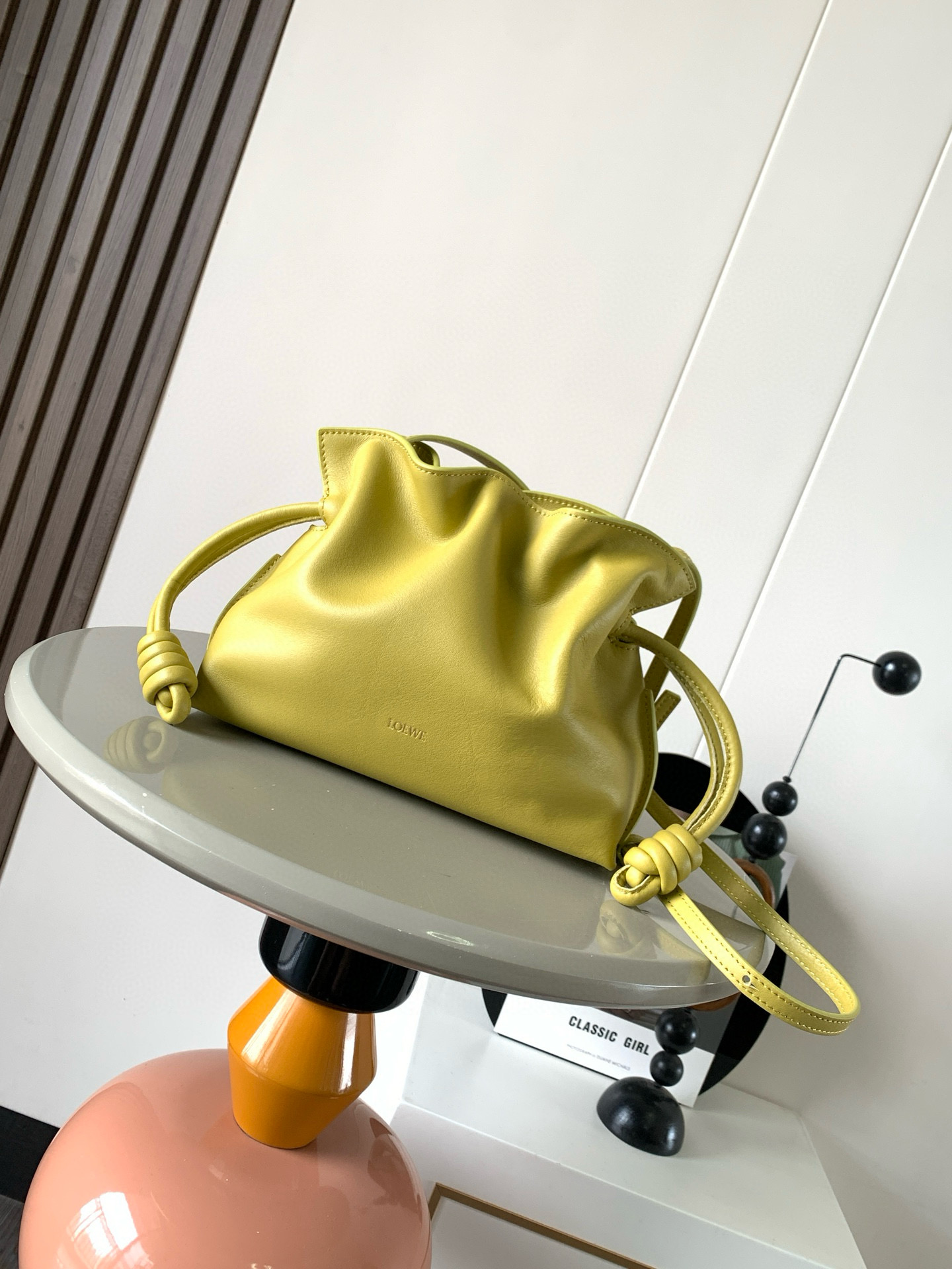 NO:406559,The new version of the lucky bag mini 23CM new Napa cowhide leather Flamenco clutch bag is tightened with drawstring and the iconic coiled knot. This version is made of Napa cowhide leather. It has to be said that this brand shows the softness and pragmatism of the leather to the fullest on Flamenco Knot. It can be said that you want to have a perfect combination of drawstring bag and tote bag in Flamenco Knot, bringing a different feeling to girls. Although it looks simple and cannot be simple, it is also very special. The name of this bag is the same as the Spanish Gypsy Franmingo dance. This happens to represent the casual and elegant design style. The leather is smooth Spanish calfskin, which feels very soft, and the reverse suede leather lining is very solid and scratch-resistant. It has a very high exposure in street photography, in addition to being a shoulder  The bag can also be used as a drawstring design with a tote bag, as well as loading with soft leather, which makes the rope smoother and smoother, and is very suitable for work or leisure. Size 23CM~18CM~9CM Model number 9044 Color ginger, Loewe, totes, handbag, cowhide19860909新版本福袋迷你23CM新款纳帕牛皮革Flamenco手拿包福袋采用拉绳收紧,并打上标志性的盘绕结这个版本采用纳帕牛皮革制成不得不说,这个品牌将皮质的柔软和实用主义都在Flamenco Knot上展现得淋漓尽致可以说是想要什么感觉都能在Flamenco Knot中找到了将抽绳包和托特包完美结合,带给女生们不一样的感觉虽然看上去简单不能再简单,但又很特别,随性有范这款包的名字与西班牙吉卜赛人的弗朗明戈舞蹈同名这恰好也代表着罗意威随性优雅又个性洒脱的设计风格皮料是光滑的西班牙小牛皮,手感特别软,反绒面皮革里衬很扎实耐刮,街拍中曝光率极高的它,除了可作shoulder bag亦可作手提袋特色的拉绳设计,以及柔软皮革加载,拉紧绳索更显流畅线条,无论上班或休闲都非常得宜 尺寸23CM~18CM~9CM 款号9044 颜色姜黄色,罗意威,loewe,totes,handbag,cowhide,Bag