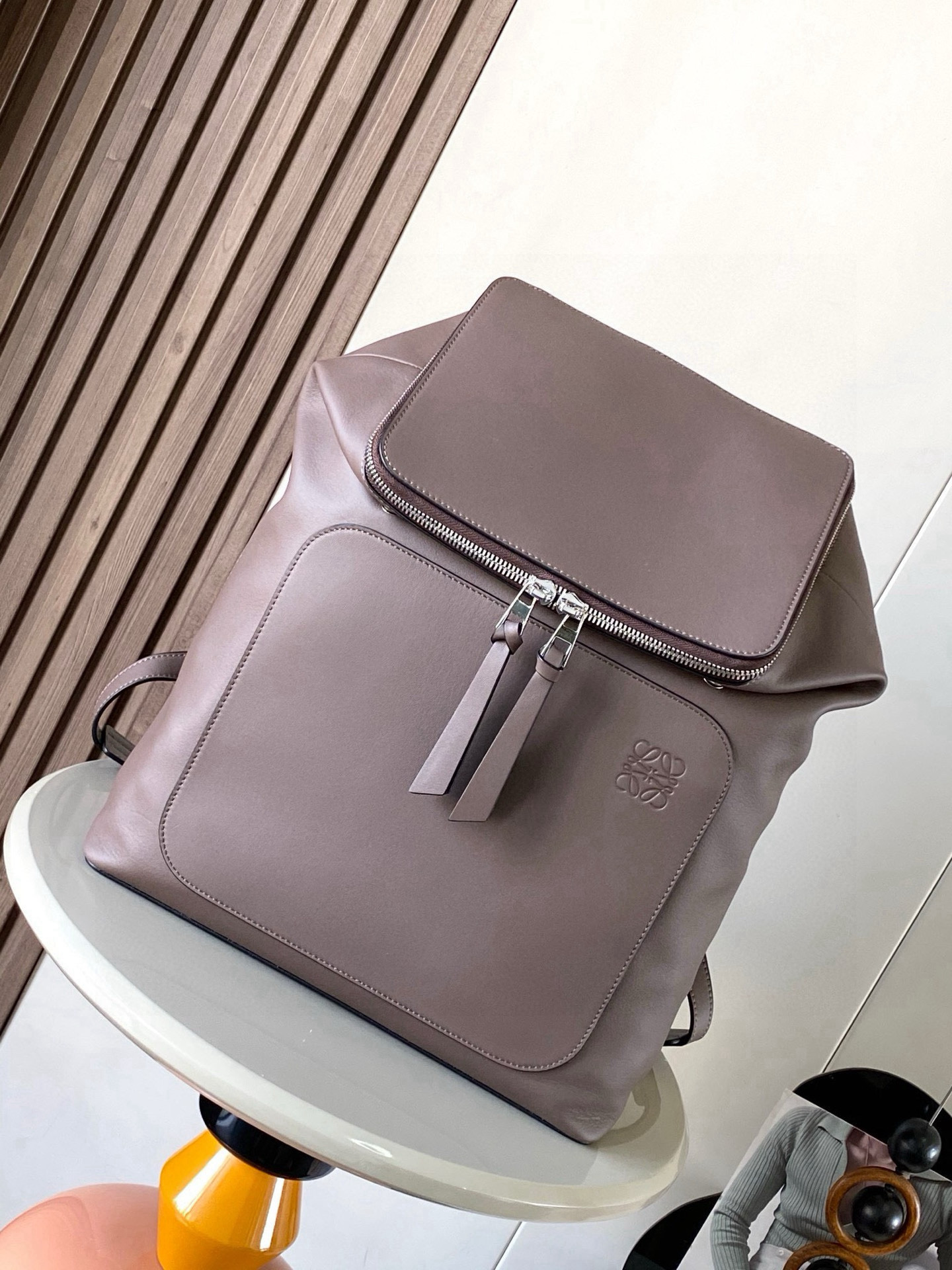 NO:406531,The latest Goya Backpack series backpack new method. More humanized custom calfskin textile lining, two-way zipper opening and closing. The strap can be adjusted by itself. It has a wide range of uses. It has a double-purpose back, one-shoulder or portable carrying. Modern design. The bag can be opened. The dual-purpose dual function is opened. The capacity is greatly increased. Selected soft grained calfskin herringbone cotton canvas lining. The internal zipper pocket and two patch pocket compartment are also zipper pockets for personal belongings on the side. It is super versatile and practical. The design is simple and unique, not exaggerated and super textured. It can be designed for both daily commuting and short trips. Fashionable and practical. The capacity can be placed on 15-inch computer. Size: 37cm～41cm～15CＭ Model number 9065  Colors of Taupe, Loewe, backpacks, cowhide19860909最新Goya Backpack系列双肩书包背包全新做法 更为人性化定制小牛皮纺织内衬 ,双向拉链开合 背带可自行调节长短 用途广泛,双肩背、单肩背或手提携带* 现代化设计,袋口可打开,收起的两用双重功能打开后大大增加使用容量精选柔软颗粒纹小牛皮人字形的棉帆布衬里,内部拉链口袋与两个贴袋隔层侧面还有放随身物品的拉链口袋,超百搭实用,设计属于是简约别致,不浮夸超级有质感 der,日常通勤还是短途旅行都可以设计时尚及实用性并存男女通用 容量可放 15寸电脑 尺寸:37cm～41cm～15CＭ 款号9065 颜色灰褐色,罗意威,loewe,backpacks,cowhide,Bag