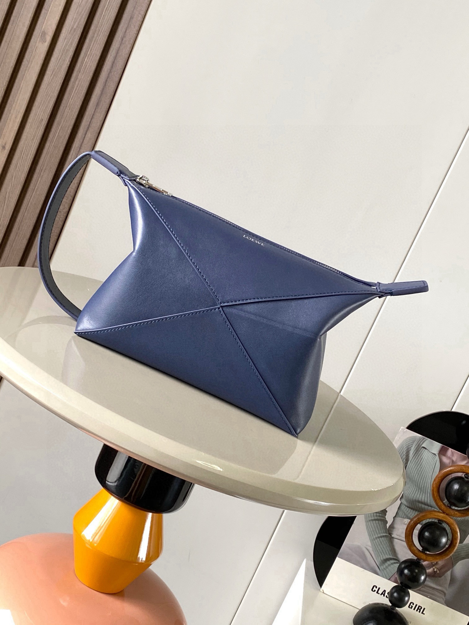 NO:406555,New glossy cowhide leather Puzzle Fold glossy cowhide leather wash bag draws inspiration from the geometric lines of the Puzzle Fold handbag and reinterprets it with inlays rich in geometric architectural aesthetics. It can be carried or hung on the wrist *zipper opening and closing * inner bag, a foldable wash bag that meets the daily herringbone cotton canvas lining * LOEVE silver hotplate super lightweight Size 22.7cm~12cm~15.5cm Model number 9063 Color navy, Loewe, cowhide19860909新款亮面牛皮革 Puzzle Fold 亮面牛皮革洗漱包从 Puzzle Fold 手袋的几何线条汲取灵感以富含几何建筑美感的镶片重新诠释可手提或悬挂于手腕＊拉链开合＊内袋,一款可以折叠的洗漱包容量满足日常人字纹棉质帆布衬里＊ LOEVE 烫银 超级轻便 尺寸22.7cm～12cm～15.5cm 款号9063 颜色海军蓝,罗意威,loewe,cowhide,Bag