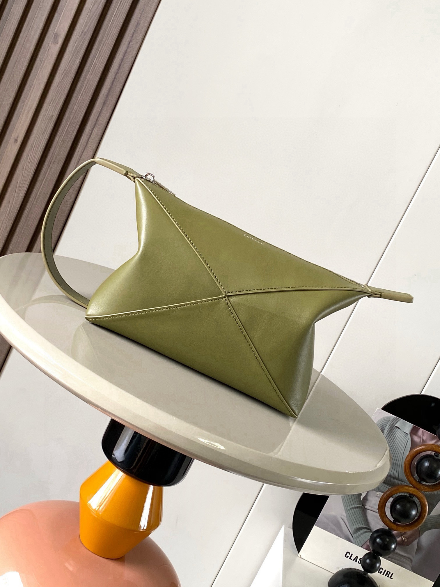 NO:406560,New glossy cowhide leather Puzzle Fold glossy cowhide leather wash bag draws inspiration from the geometric lines of the Puzzle Fold handbag and reinterprets it with an insert rich in geometric architectural aesthetics. It can be carried or hung on the wrist * Zipper opening and closing * Inner bag, a foldable wash bag that meets the daily herringbone cotton canvas lining * LOEVE silver hotplate super lightweight Size 22.7cm~12cm~15.5cm Model number 9063 Color olive gray, Loewe, cowhide19860909新款亮面牛皮革 Puzzle Fold 亮面牛皮革洗漱包从 Puzzle Fold 手袋的几何线条汲取灵感以富含几何建筑美感的镶片重新诠释可手提或悬挂于手腕＊拉链开合＊内袋,一款可以折叠的洗漱包容量满足日常人字纹棉质帆布衬里＊ LOEVE 烫银 超级轻便 尺寸22.7cm～12cm～15.5cm 款号9063 颜色橄榄灰,罗意威,loewe,cowhide,Bag