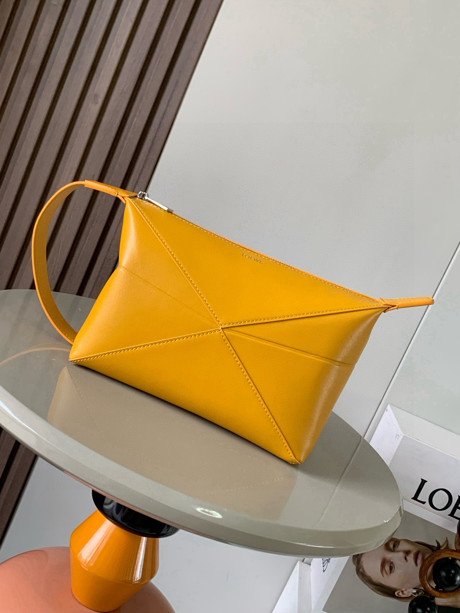 NO:406569,The new glossy cowhide leather Puzzle Fold glossy cowhide leather wash bag draws inspiration from the geometric lines of the Puzzle Fold handbag and reinterprets it with an insert rich in geometric architectural aesthetics. It can be carried or hung on the wrist * Zipper opening and closing * Inner bag, a foldable wash bag that meets the daily herringbone cotton canvas lining * LOEVE silver hotplate super lightweight Size 22.7cm~12cm~15.5cm Model number 9063 Bright yellow color, Loewe, cowhide19860909新款亮面牛皮革 Puzzle Fold 亮面牛皮革洗漱包从 Puzzle Fold 手袋的几何线条汲取灵感以富含几何建筑美感的镶片重新诠释可手提或悬挂于手腕＊拉链开合＊内袋,一款可以折叠的洗漱包容量满足日常人字纹棉质帆布衬里＊ LOEVE 烫银 超级轻便 尺寸22.7cm～12cm～15.5cm 款号9063 颜色明黄色,罗意威,loewe,cowhide,Bag