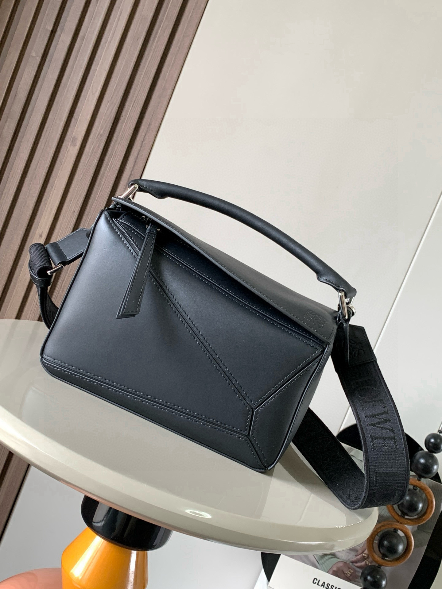 NO:406562,Geometric bag 24CMPuzzle handbag!  Original imported Napa Calfs Roh's popular geometric bag Puzzle handbag is the first handbag launched by creative director Jonathan Anderson for L0EWE. The unique geometric lines of Puzzle are made of soft Napa Calf leather. This small-size version is made of soft Napa Calf leather. Small Puzzle can accommodate for example a large wallet, mobile phones of all sizes and sunglasses [Sun] [Sun] oblique, shoulder, hand hold or top handle carrying * removable Size 24CM~16CM~10CM Model No. 9048 Color black, Loewe, loewe, wallets, cowhide19860909几何包24CMPuzzle手袋！原厂进口纳帕小牛皮罗家爆款几何包Puzzle 手袋是创意总监乔纳森·安德森为 L0EWE 推出的首款手提包长方体形状和精确的切割技术创造了 Puzzle 独特的几何线条这个小尺寸版本采用柔软纳帕小牛皮革制成＊小号 Puzzle 可以容纳例如一只大号钱包、所有尺寸的手机和太阳镜[太阳][太阳]斜、肩背、手拿或顶部提手携带＊可拆卸 尺寸24CM～16CM～10CM 款号9048 颜色黑色,罗意威,loewe,loewe,wallets,cowhide,Bag