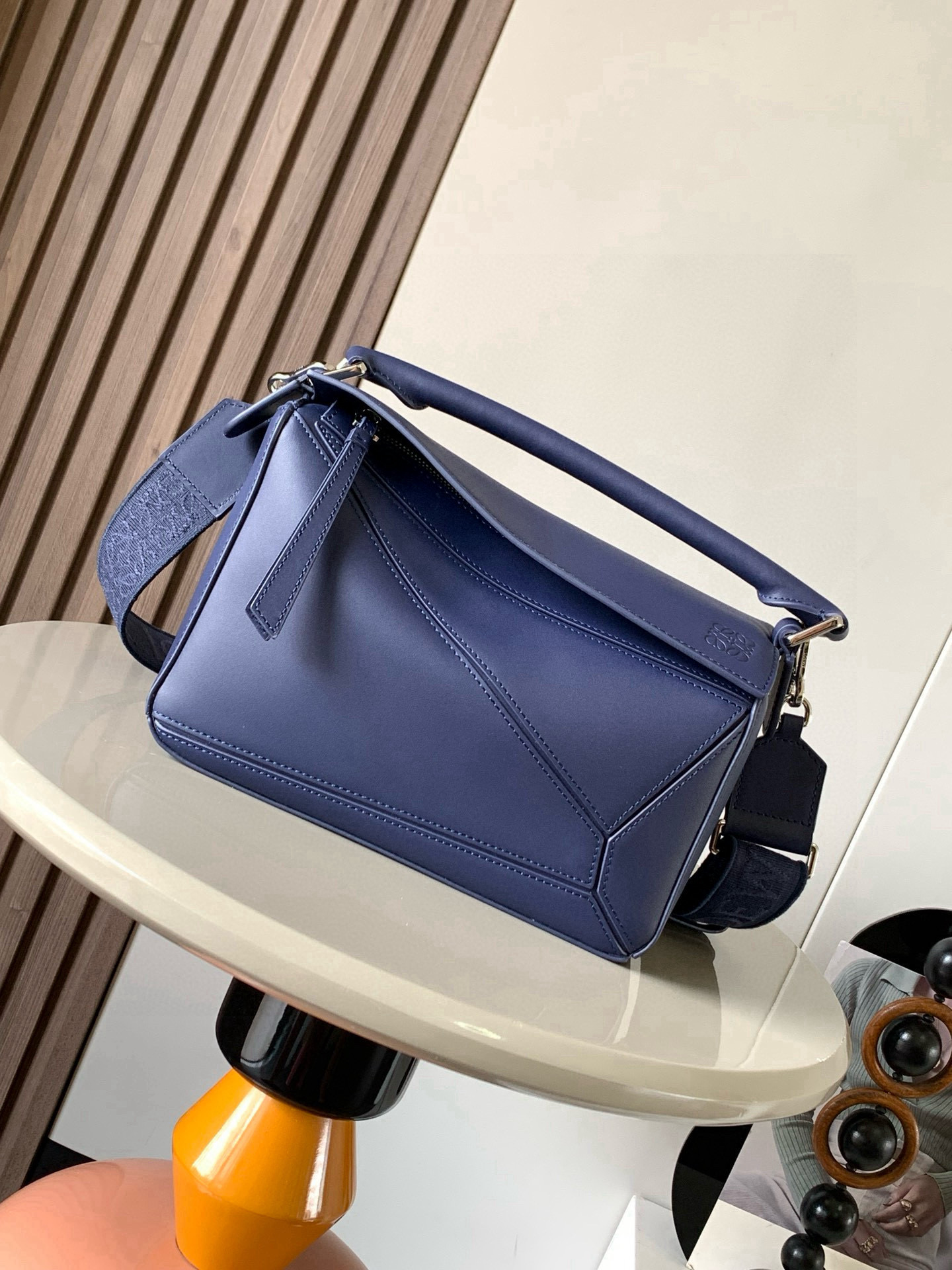 NO:406581,Geometric bag 24CMPuzzle handbag!  Original imported Napa Calfs Roh's popular geometric bag Puzzle handbag is the first handbag launched by creative director Jonathan Anderson for L0EWE. The unique geometric lines of Puzzle are made of soft Napa Calf leather. This small version is made of soft Napa Calf leather. Small Puzzle can accommodate for example a large wallet, mobile phones of all sizes and sunglasses [Sun] [Sun] oblique, shoulder, hand hold or top handle carrying * removable Size 24CM~16CM~10CM Model No. 9048 Color Navy, Loewe, loewe, wallets, cowhide19860909几何包24CMPuzzle手袋！原厂进口纳帕小牛皮罗家爆款几何包Puzzle 手袋是创意总监乔纳森·安德森为 L0EWE 推出的首款手提包长方体形状和精确的切割技术创造了 Puzzle 独特的几何线条这个小尺寸版本采用柔软纳帕小牛皮革制成＊小号 Puzzle 可以容纳例如一只大号钱包、所有尺寸的手机和太阳镜[太阳][太阳]斜、肩背、手拿或顶部提手携带＊可拆卸 尺寸24CM～16CM～10CM 款号9048 颜色海军蓝,罗意威,loewe,loewe,wallets,cowhide,Bag