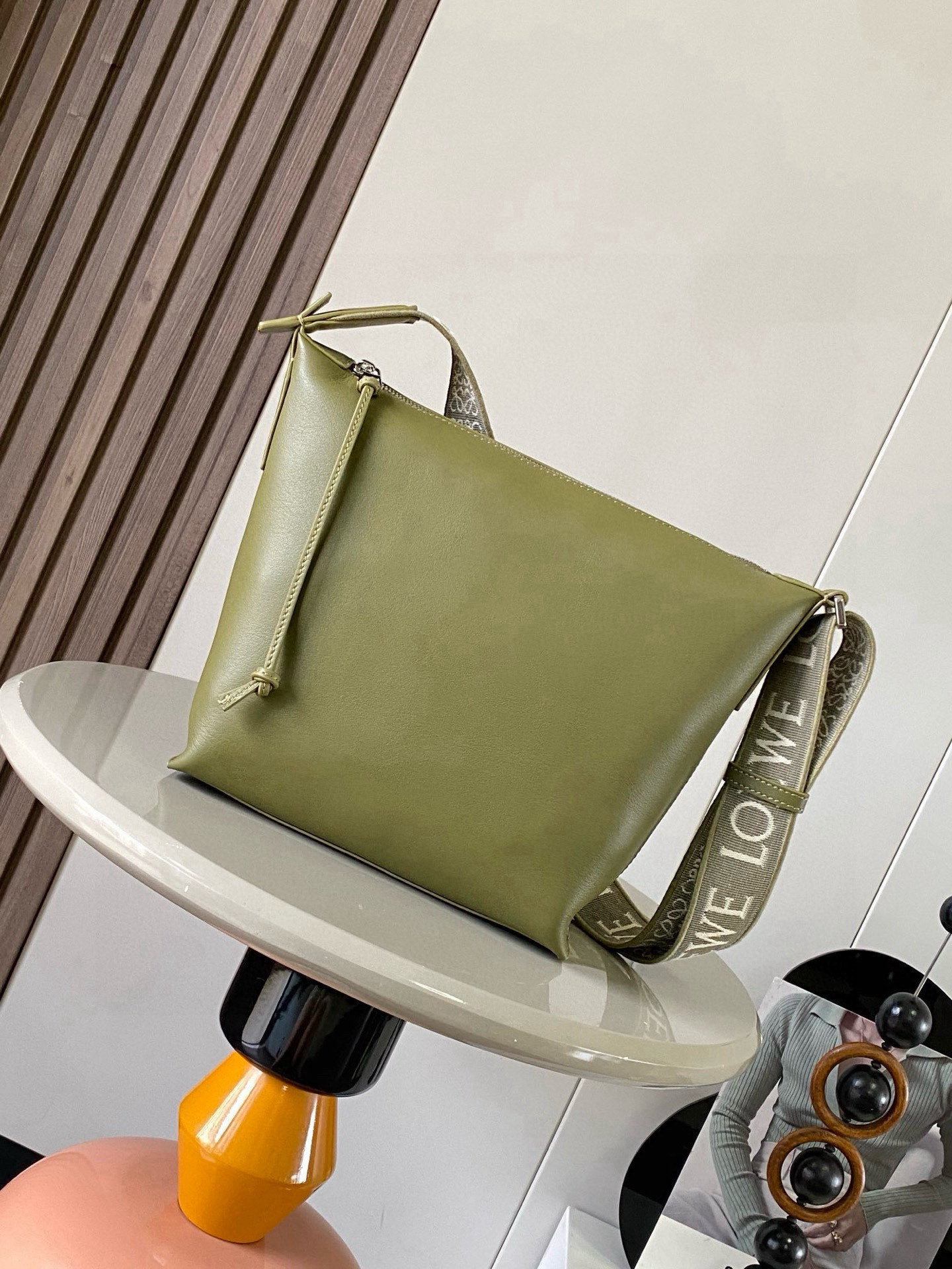 NO:532534,Small Cubi crossbody bag made a stunning appearance this time. It is really surprising that it has a jacquard adjustable shoulder strap. It feels skin-friendly and soft, and has strong functionality. It can be used as a gym bag as a short trip. It is also very out of the circle. It is really a good bag with very high comprehensive quality. The Cubi crossbody bag is a spacious and soft handbag that can easily adapt to the body shape. This version is made of soft and smooth cowhide, paired with L0EWE jacquard strap. Crossbody or shoulder back. Adjustable shoulder strap. Zipper opening and closing with cowhide zipper head. Internal insert bag. Size 29.5~22~10.5CM. Model number 9026. Color olive, Loewe, satchels, crossbody bags, cowhide19860909小号Cubi斜挎包惊艳亮相这次出了Cubi 真是让人惊喜配有提花可调节肩带手感亲肤柔和容量大功能性强 可以单肩腋下斜挎 可当健身包使用作为短途旅行的行李袋也是非常出圈、出片的真的是一只综合素质非常高的好包包Cubi 斜挎包是一款宽敞且柔软的手袋,可轻松适应体形此版本采用柔软光滑的牛皮革制成,搭配 L0EWE 提花肩带.斜挎或肩背.可调节肩带.拉链开合带牛皮革拉链头.内部插袋 尺寸29.5～22～10.5CM 款号9026 颜色橄榄色,罗意威,loewe,satchels,crossbody bags,cowhide,Bag