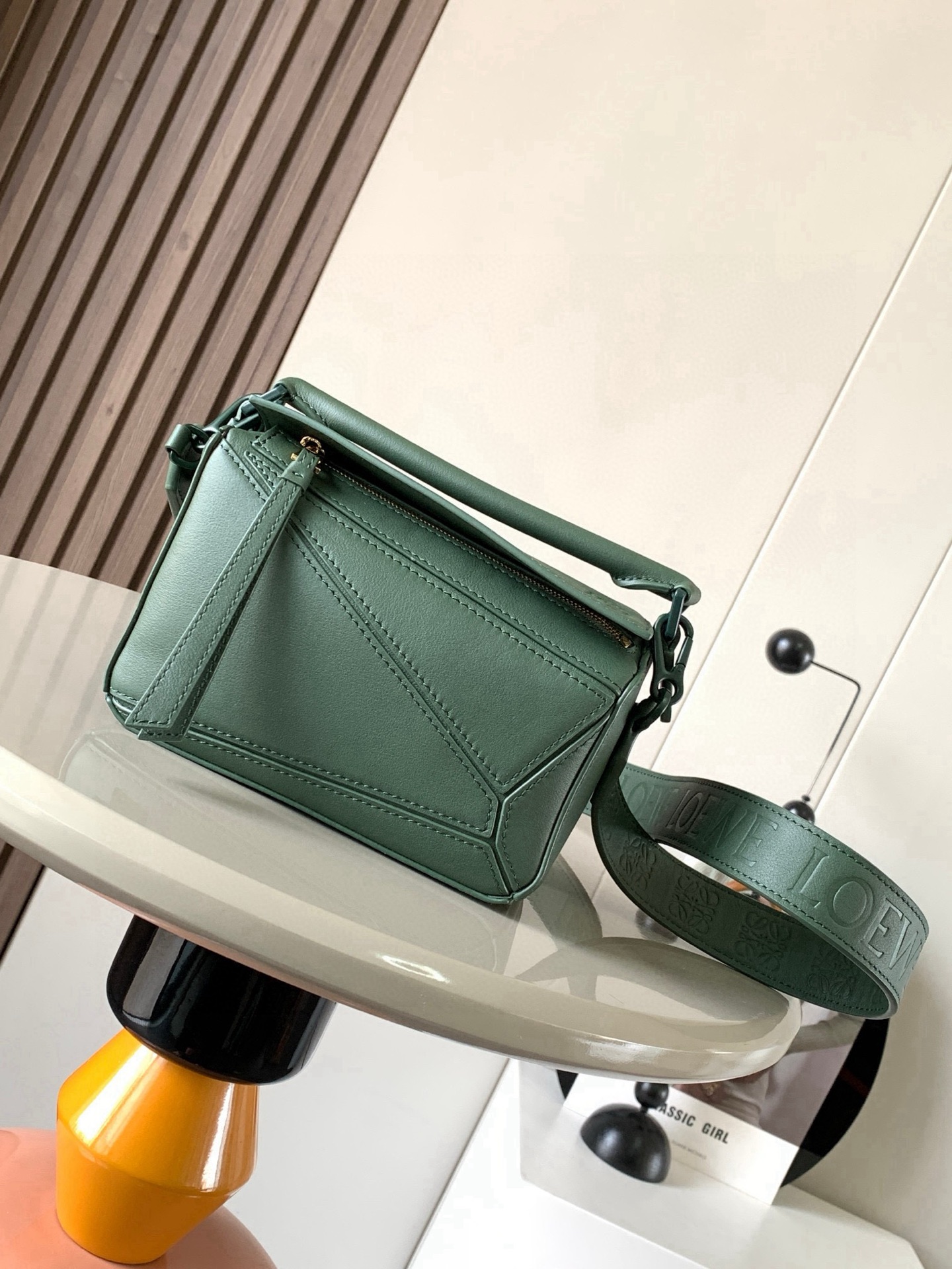 NO:532566,Geometric bag mini 18CM wide shoulder strap embossed Puzzle handbag original imported calfskin plain pattern Luojia hot-style geometric bag Puzzle handbag is the first handbag for L0EWE, the first handbag rectangular shape and precise cutting technology launched by creative director Jonathan Anderson for L0EWE. The mini-size version uses soft grain cowhide leather to make different thick shoulder straps, with straps printed with L0EWE. The metal buckle position uses the same color as the bag to make the bag more fashionable. The overall bag still keeps the bag very light and the weight is very durable, lightweight, and can hold a lot of things. It is suitable for work and travel. Size 18CM~12.5CM~8CM Model number 9020 Color green, Loewe, loewe, loewe, cowhide19860909几何包迷你18CM宽肩带压花Puzzle手袋原厂进口小牛皮平纹 罗家爆款几何包Puzzle 手袋是创意总监乔纳森·安德森为 L0EWE 推出的首款手提包长方体形状和精确的切割技术创造了 Puzzle 独特的几何线条这个迷你尺寸版本采用柔软粒面牛皮革制成不一样的粗肩带,印有 L0EWE 字样的肩带,金属扣位置采用了与包包同一色系让包包更加时尚,整体依然保持包包很轻的重量十分耐用,轻便,能装很多东西,适合上班,旅游 尺寸18CM～12.5CM～8CM 款号9020 颜色绿色,罗意威,loewe,loewe,cowhide,Bag