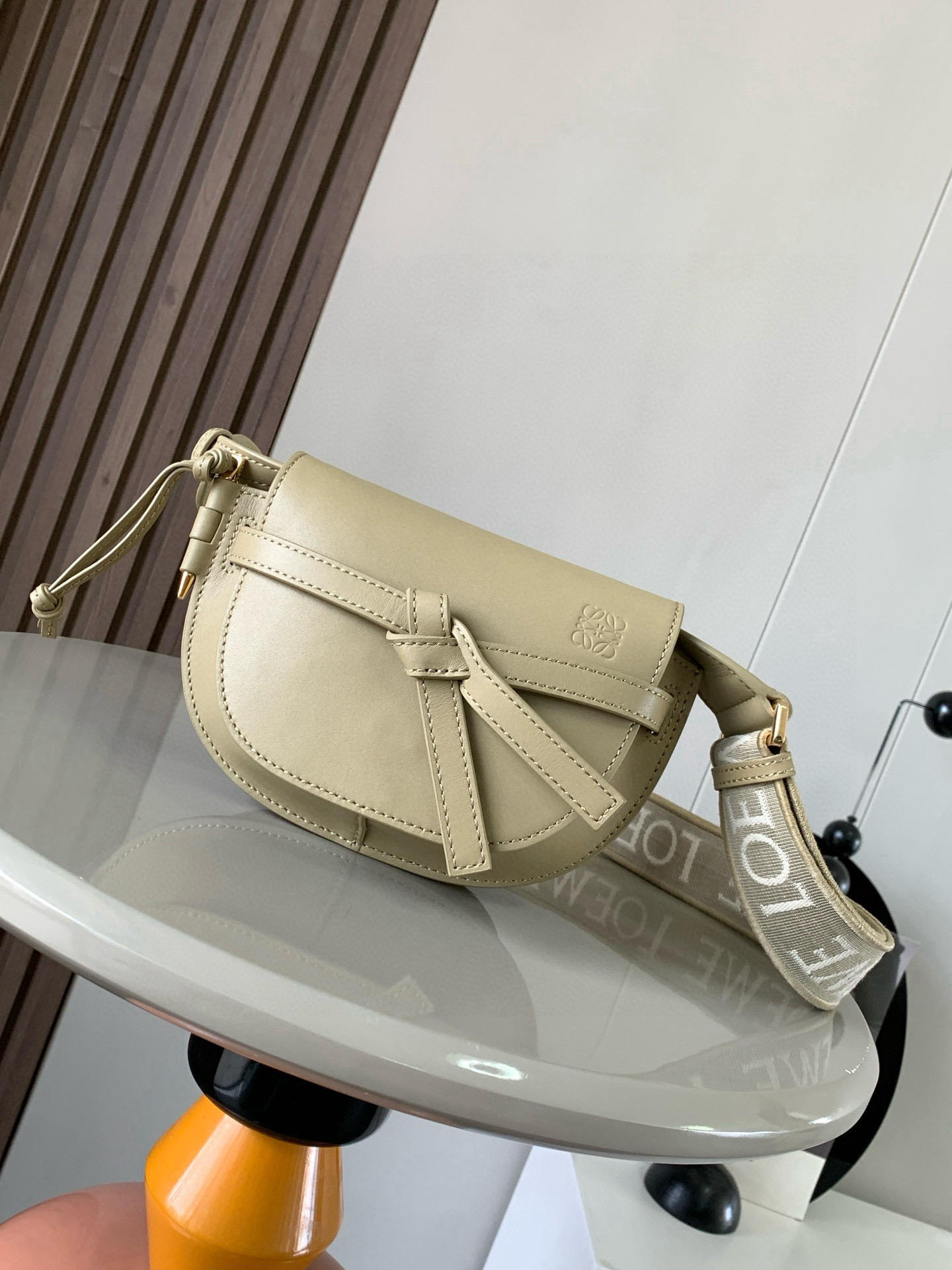 NO:532570,Hot mini 21CM new letter wide shoulder strap saddle bag Gate Duel handbag tile shoulder strap is a soul pen that gives gate a new life bag. The bag is made of soft cowhide leather and is removable and adjustable cowhide lifting embroidered shoulder strap [Love] One-shoulder crossbody, waist bag. The chest bag is very ~ the upper body shows temperament and the capacity is also very online. The bow is not only a decoration, but also the only socket for the cover. There is only one bullet-type brass sheath with a brand exquisite logo. There is no other hardware accessories. It is completely tall and traditional Western European leather craftsmanship and design style. So it is lightweight. The shoulder strap adjusts the length. Any girl with height can control it. This is very nice. Size 21CM~13CM~9.5CM. Model number: 9003. Color clay green, Luo Yiwei, loewe, cowhide19860909爆款 迷你21CM 新款字母宽肩带马鞍包Gate Duel手袋寛肩带简直是灵魂之笔赋予了gate全新的生命包身采用柔软牛皮革精制而成可拆卸调节牛皮提绣花肩带[爱心]单肩斜挎、腰包 胸包都非常~背上身很显气质 容量也非常在线 蝴蝶结不仅是装饰,也是包盖的唯一插口全包只有一个带品牌精致logo 的子弹头式黄铜插鞘没有其他五金配件,完全是高大上的西欧传统皮革工艺性和设计风格So自重轻便,肩带调节长度,任何身高妹纸都可驾驭,这点很nice了 尺寸21CM~13CM~9.5CM 款号:9003 颜色粘土绿,罗意威,loewe,cowhide,Bag