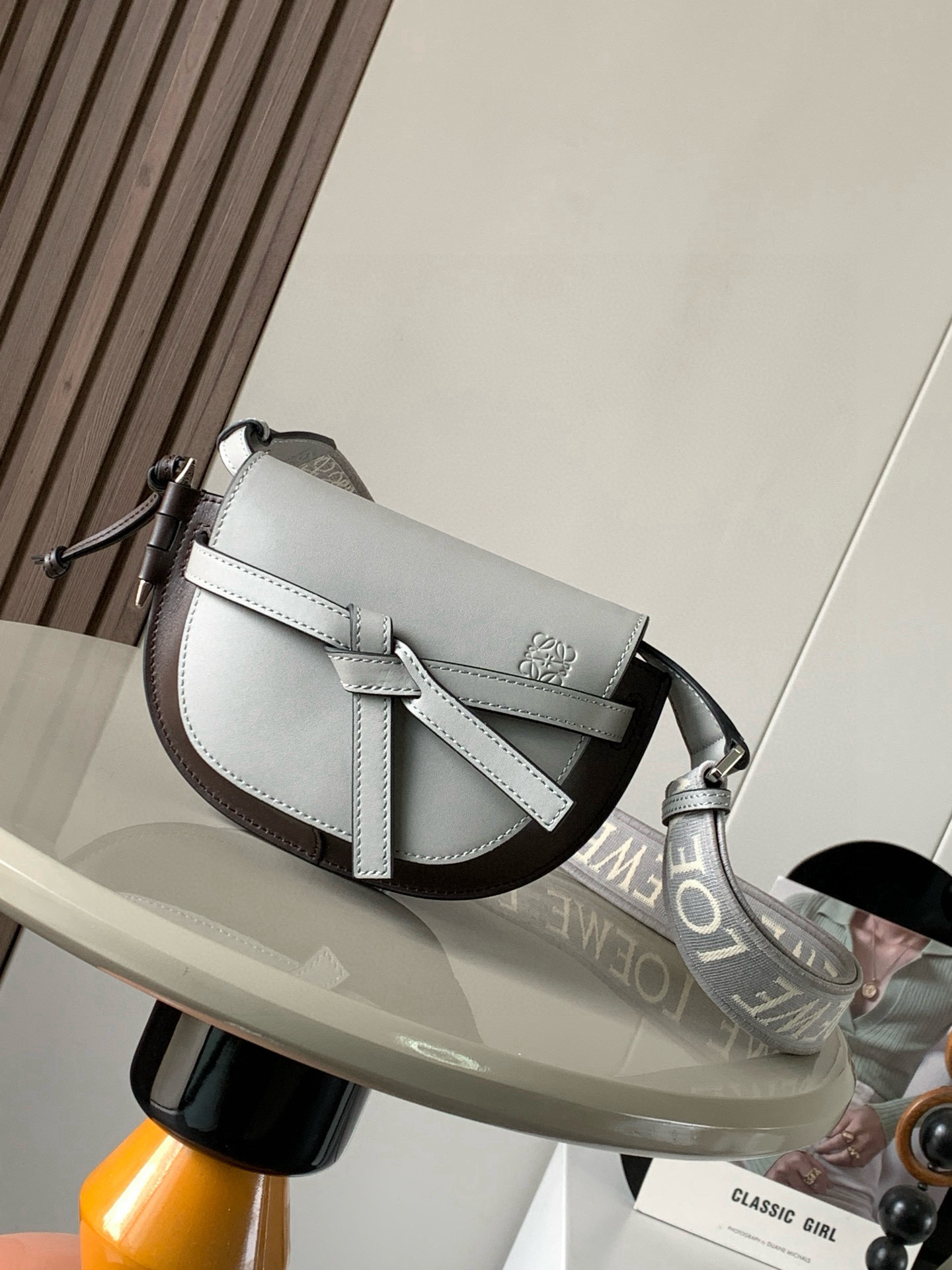 NO:532596,Hot mini 21CM new letter wide shoulder strap saddle bag Gate Duel handbag tile shoulder strap is a soul pen that gives gate a new life bag. The bag is made of soft cowhide leather and is removable and adjustable cowhide lifting embroidered shoulder strap [Love] One-shoulder crossbody, waist bag. The chest bag is very ~ the upper body shows temperament and the capacity is also very online. The bow is not only a decoration, but also the only socket for the cover. There is only one bullet-type brass sheath with a brand exquisite logo. There is no other hardware accessories. It is completely tall and traditional Western European leather craftsmanship and design style. So it is lightweight. The shoulder strap adjusts the length. Any girl with height can control it. This is very nice. Size 21CM~13CM~9.5CM. Model number: 9003. Color asphalt grey coffee, Luo Yiwei, loewe, cowhide19860909爆款 迷你21CM 新款字母宽肩带马鞍包Gate Duel手袋寛肩带简直是灵魂之笔赋予了gate全新的生命包身采用柔软牛皮革精制而成可拆卸调节牛皮提绣花肩带[爱心]单肩斜挎、腰包 胸包都非常~背上身很显气质 容量也非常在线 蝴蝶结不仅是装饰,也是包盖的唯一插口全包只有一个带品牌精致logo 的子弹头式黄铜插鞘没有其他五金配件,完全是高大上的西欧传统皮革工艺性和设计风格So自重轻便,肩带调节长度,任何身高妹纸都可驾驭,这点很nice了 尺寸21CM~13CM~9.5CM 款号:9003 颜色沥青灰咖,罗意威,loewe,cowhide,Bag