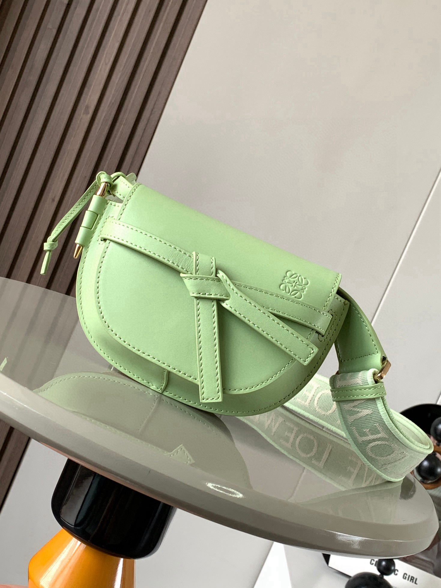 NO:532569,Hot mini 21CM new letter wide shoulder strap saddle bag Gate Duel handbag tile shoulder strap is a soul pen that gives gate a new life bag. The bag is made of soft cowhide leather and is removable and adjustable cowhide lifting embroidered shoulder strap [Love] One-shoulder crossbody, waist bag. The chest bag is very ~ the upper body shows temperament and the capacity is also very online. The bow is not only a decoration, but also the only socket for the cover. There is only one bullet-type brass sheath with a brand exquisite logo. There is no other hardware accessories. It is completely tall and traditional Western European leather craftsmanship and design style. So it is lightweight. The shoulder strap adjusts the length. Any girl with height can control it. This is very nice. Size 21CM~13CM~9.5CM. Model number: 9003. Light green color, Loewe, cowhide.19860909爆款 迷你21CM 新款字母宽肩带马鞍包Gate Duel手袋寛肩带简直是灵魂之笔赋予了gate全新的生命包身采用柔软牛皮革精制而成可拆卸调节牛皮提绣花肩带[爱心]单肩斜挎、腰包 胸包都非常~背上身很显气质 容量也非常在线 蝴蝶结不仅是装饰,也是包盖的唯一插口全包只有一个带品牌精致logo 的子弹头式黄铜插鞘没有其他五金配件,完全是高大上的西欧传统皮革工艺性和设计风格So自重轻便,肩带调节长度,任何身高妹纸都可驾驭,这点很nice了 尺寸21CM~13CM~9.5CM 款号:9003 颜色浅绿,罗意威,loewe,cowhide,Bag